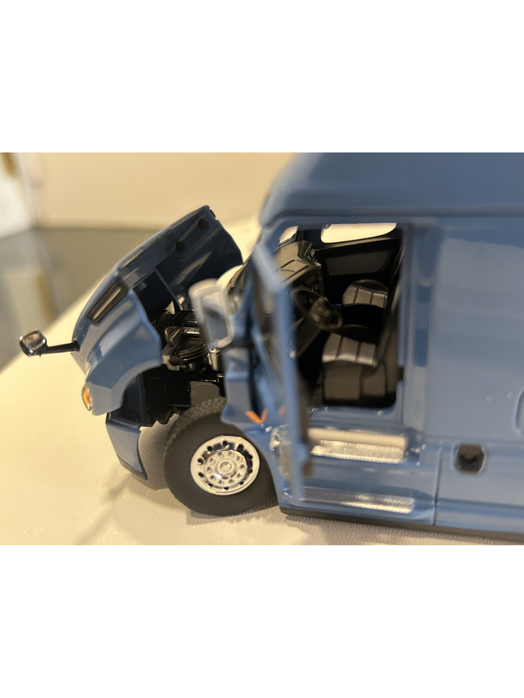 Freightliner Cascadia con tráiler esqueletal y contenedor 40’ MAERSK – Diecast Masters 1:50 2