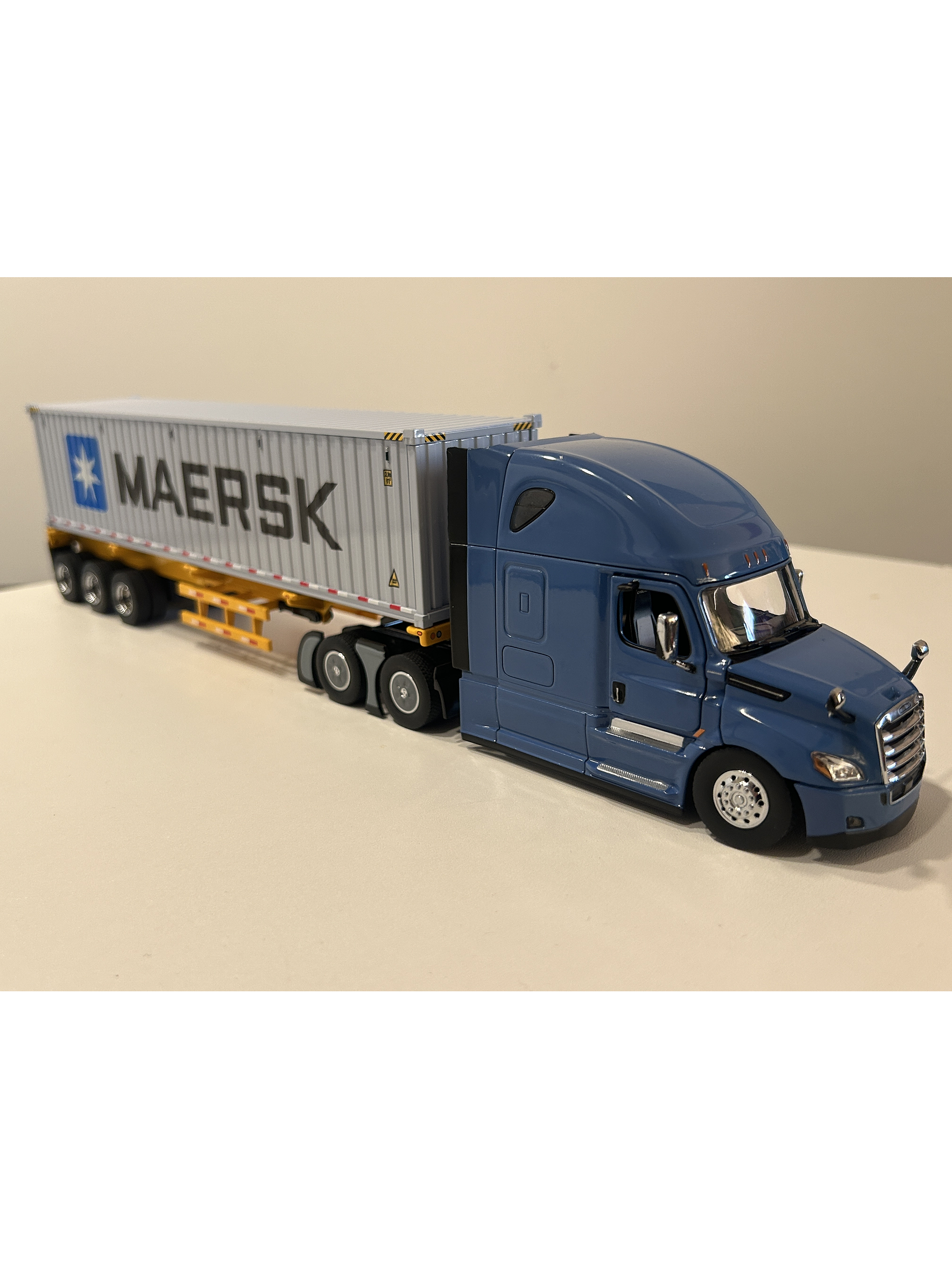 Freightliner Cascadia con tráiler esqueletal y contenedor 40’ MAERSK – Diecast Masters 1:50 13