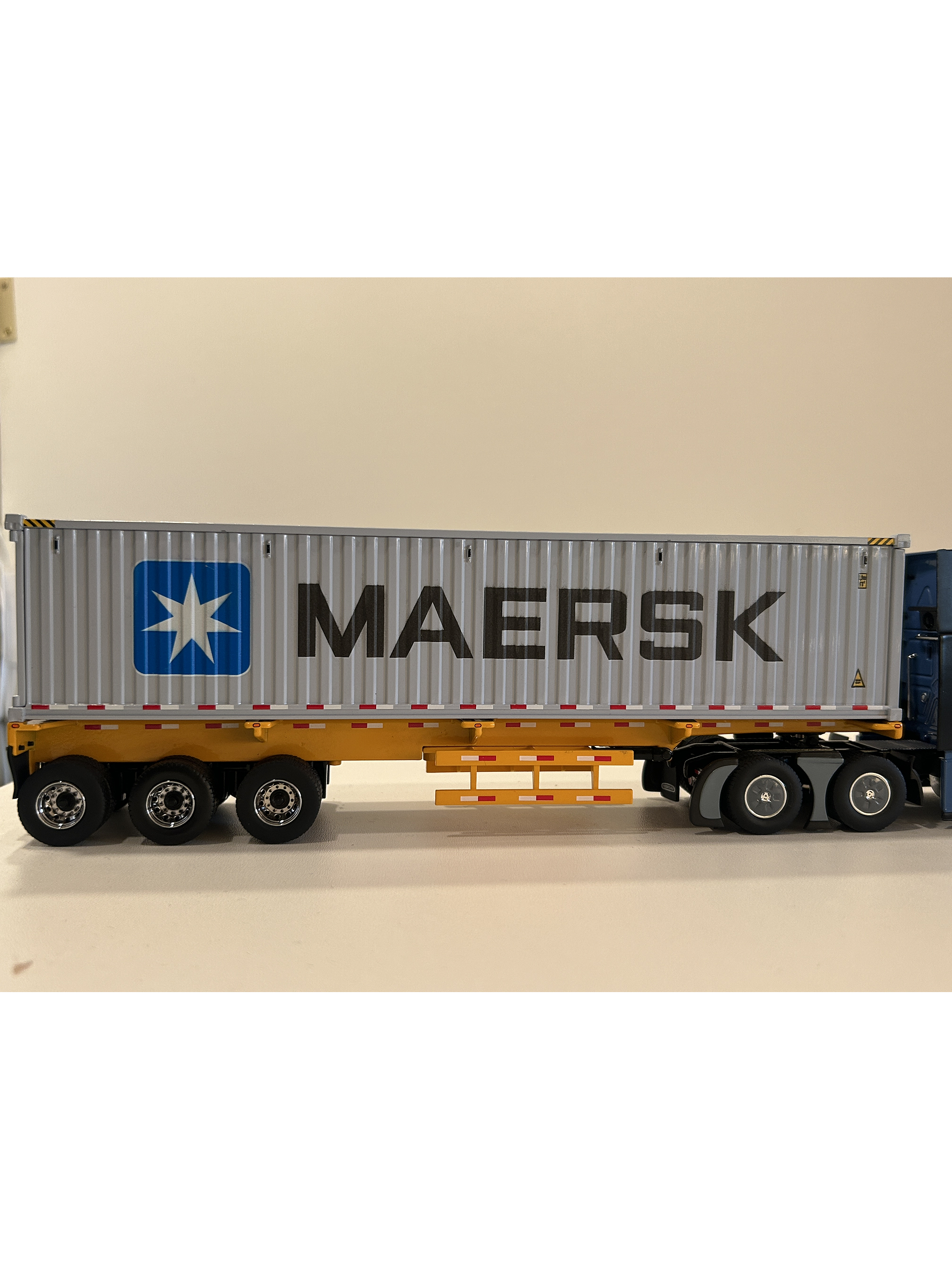 Freightliner Cascadia con tráiler esqueletal y contenedor 40’ MAERSK – Diecast Masters 1:50 6