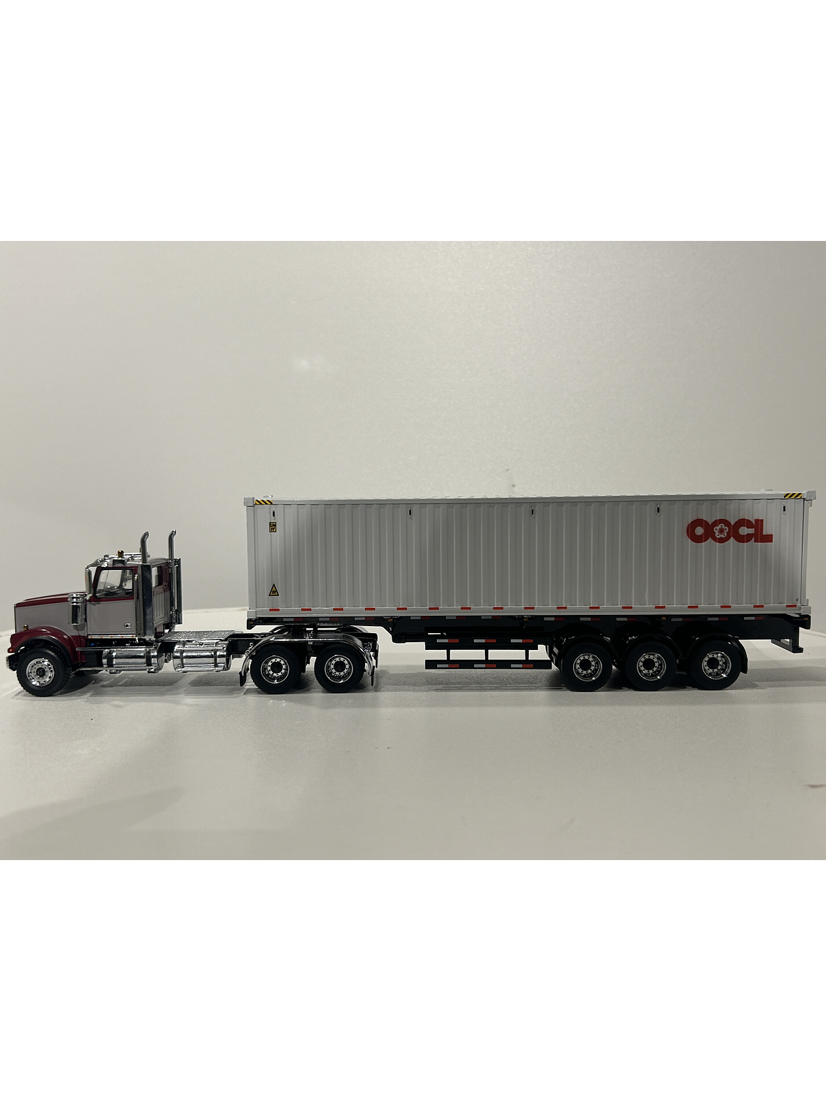 Western Star 4900 SF Day Cab con tráiler esqueletal y contenedor 40’ – Diecast Masters 1:50 (71064) 11