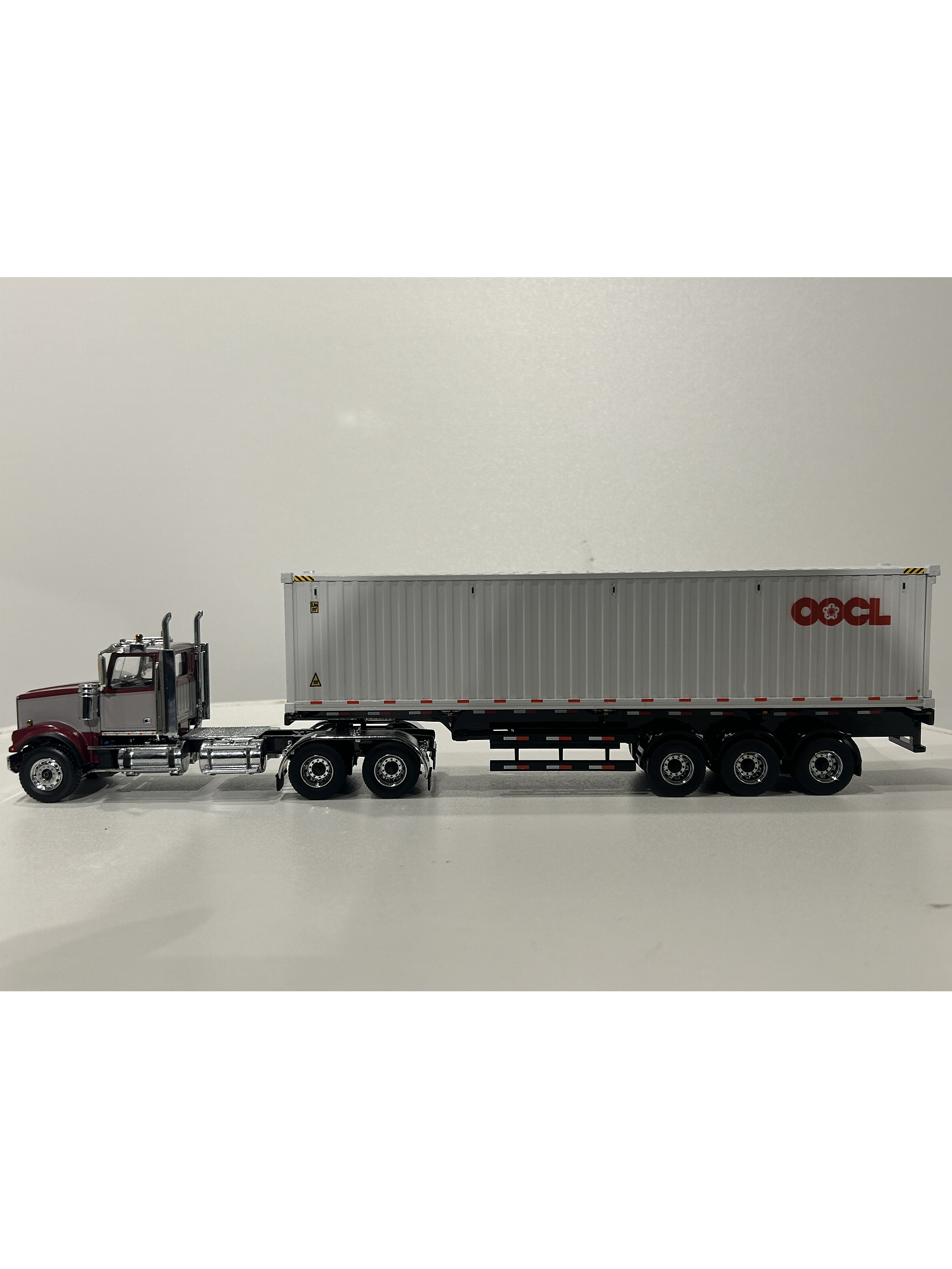 Western Star 4900 SF Day Cab con tráiler esqueletal y contenedor 40’ – Diecast Masters 1:50 (71064) 11