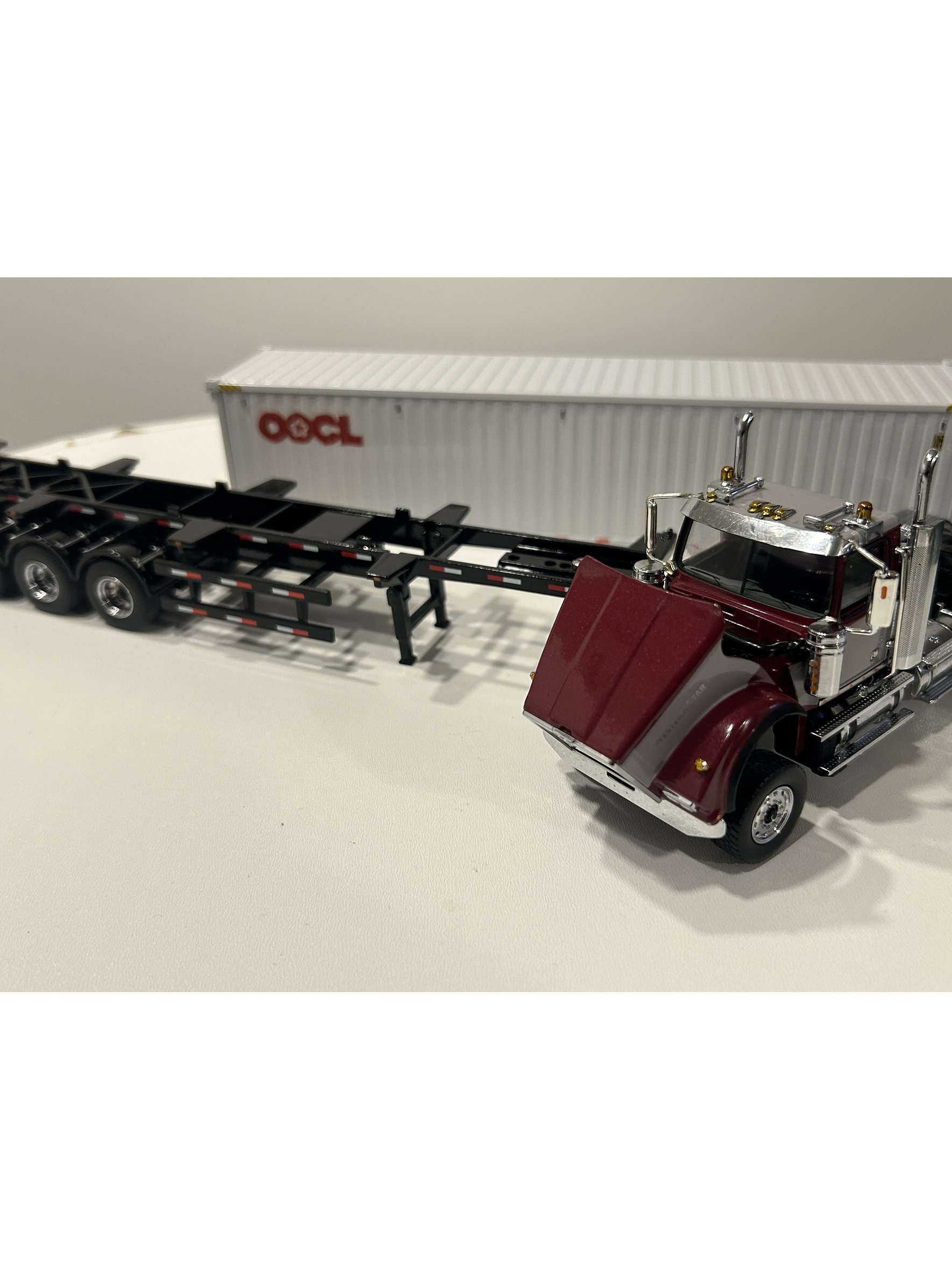 Western Star 4900 SF Day Cab con tráiler esqueletal y contenedor 40’ – Diecast Masters 1:50 (71064) 2