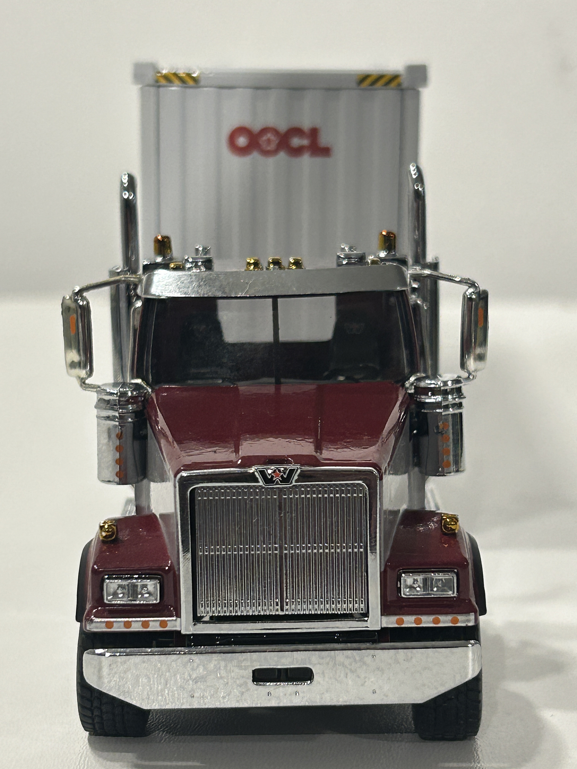 Western Star 4900 SF Day Cab con tráiler esqueletal y contenedor 40’ – Diecast Masters 1:50 (71064) 4