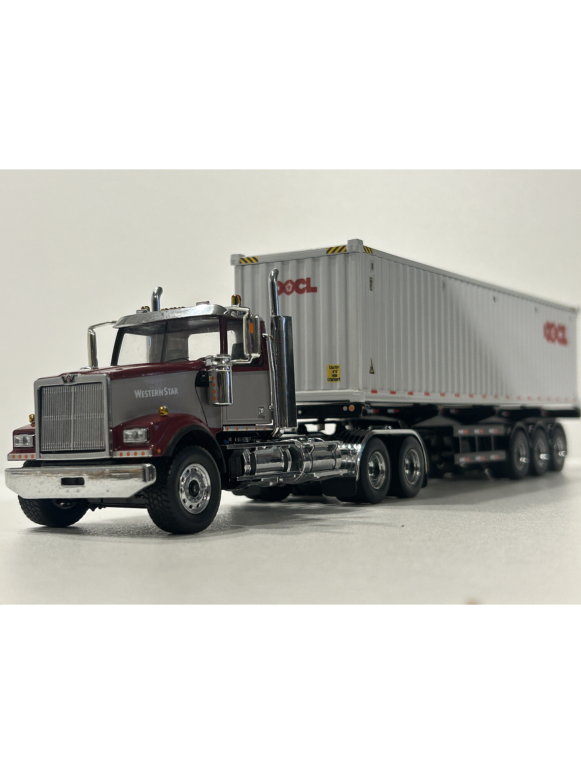 Western Star 4900 SF Day Cab con tráiler esqueletal y contenedor 40’ – Diecast Masters 1:50 (71064) 1