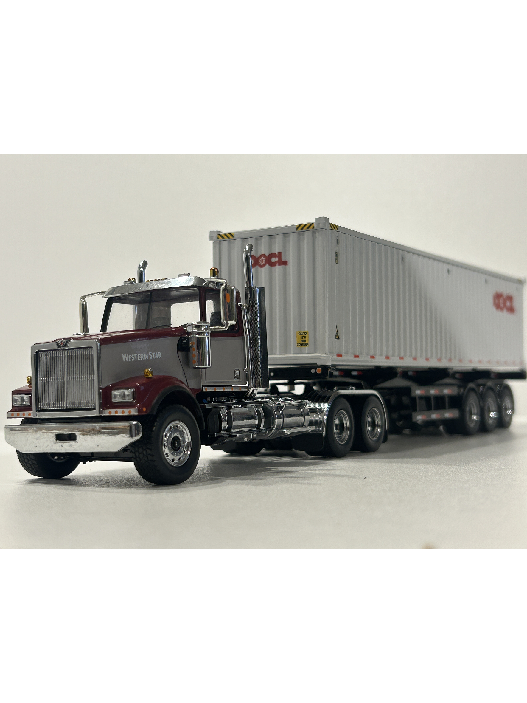 Western Star 4900 SF Day Cab con tráiler esqueletal y contenedor 40’ – Diecast Masters 1:50 (71064) 1