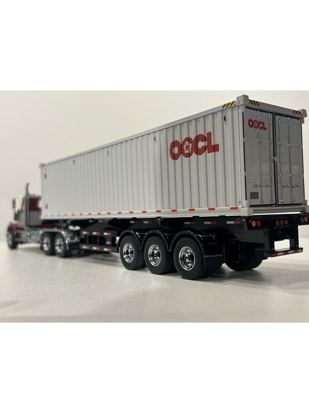 Western Star 4900 SF Day Cab con tráiler esqueletal y contenedor 40’ – Diecast Masters 1:50 (71064) 10