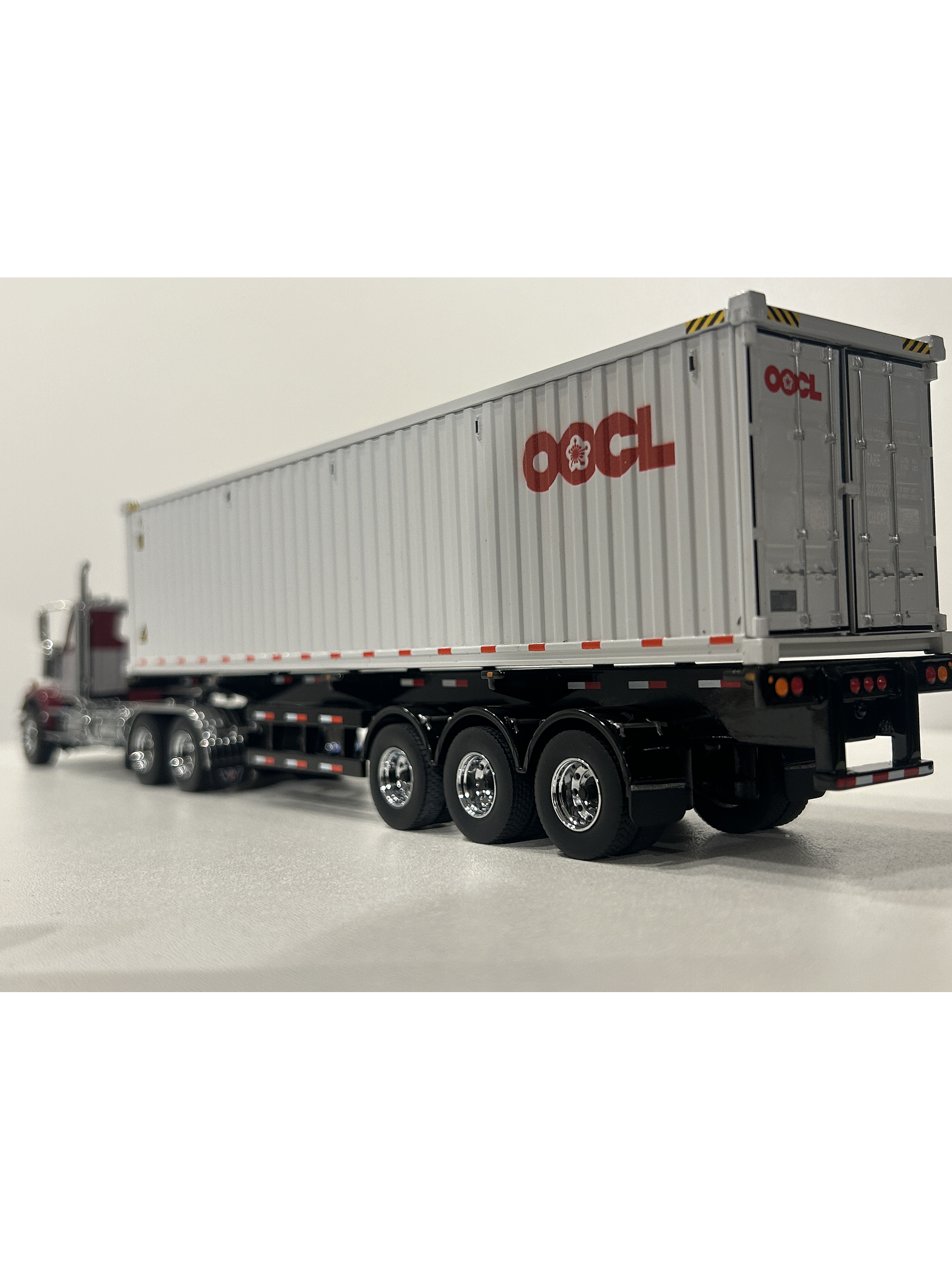 Western Star 4900 SF Day Cab con tráiler esqueletal y contenedor 40’ – Diecast Masters 1:50 (71064) 10
