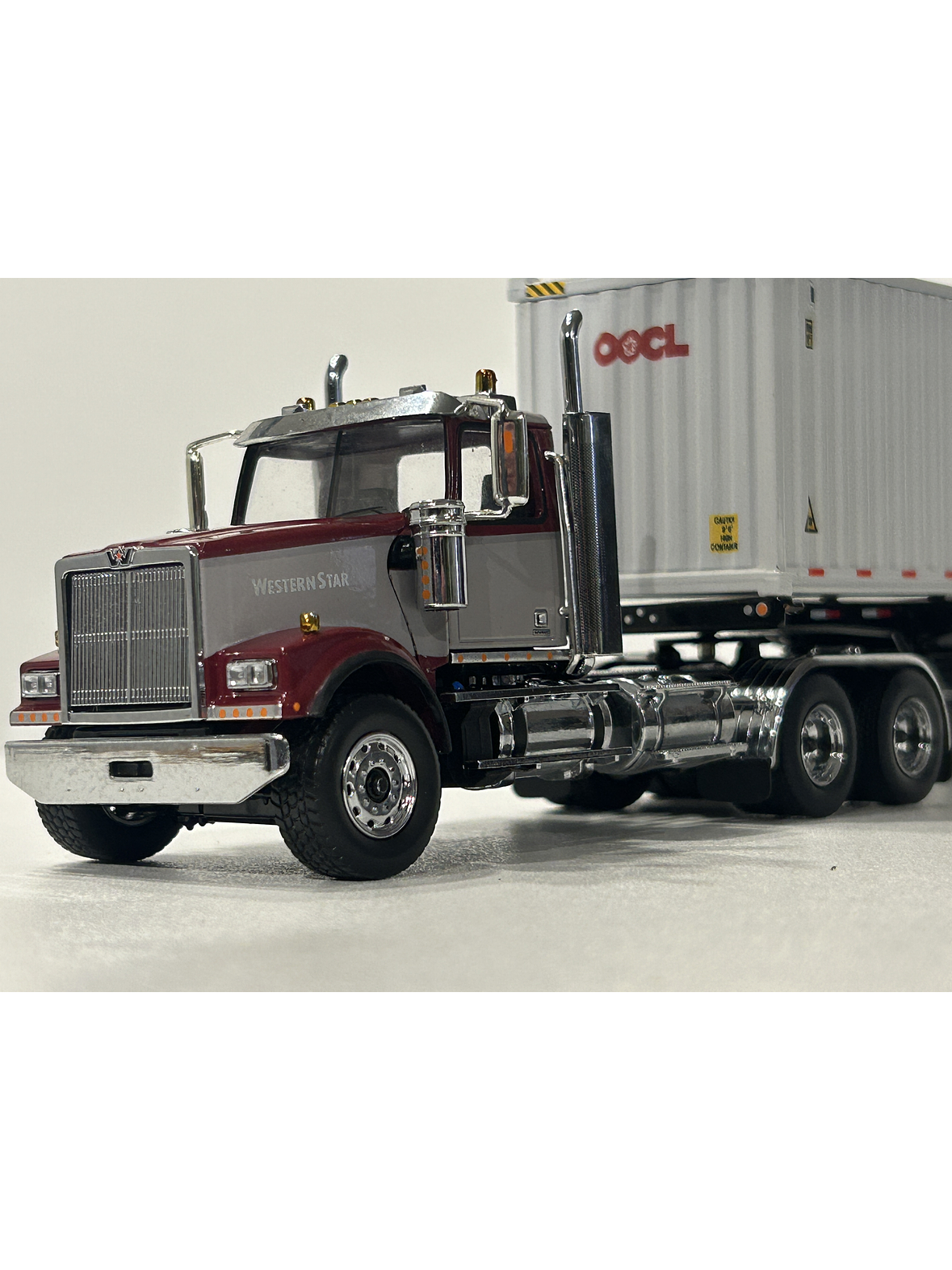 Western Star 4900 SF Day Cab con tráiler esqueletal y contenedor 40’ – Diecast Masters 1:50 (71064) 12