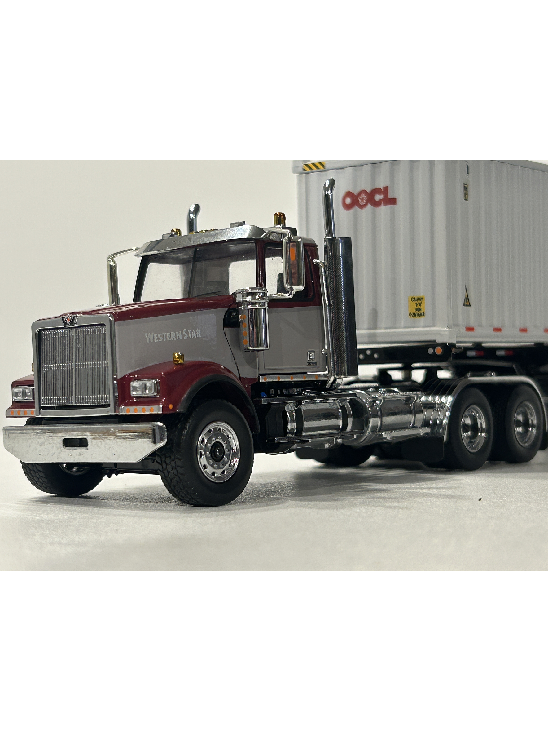 Western Star 4900 SF Day Cab con tráiler esqueletal y contenedor 40’ – Diecast Masters 1:50 (71064) 12