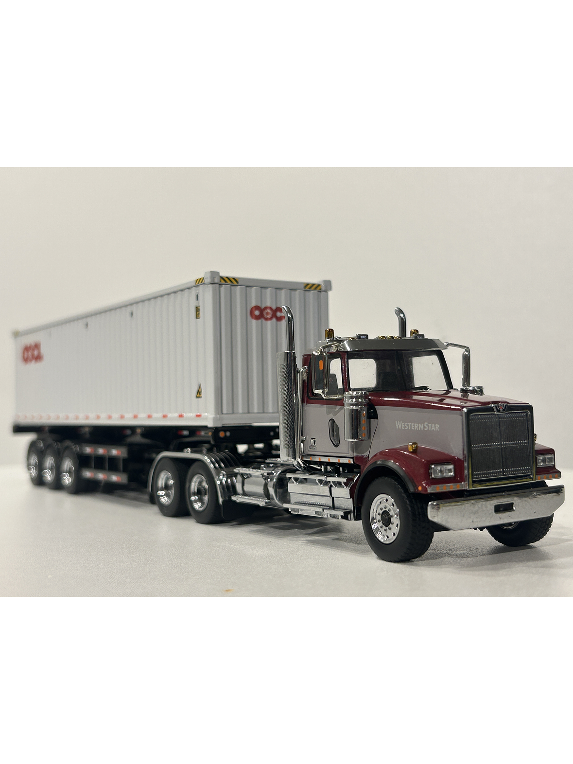 Western Star 4900 SF Day Cab con tráiler esqueletal y contenedor 40’ – Diecast Masters 1:50 (71064) 5