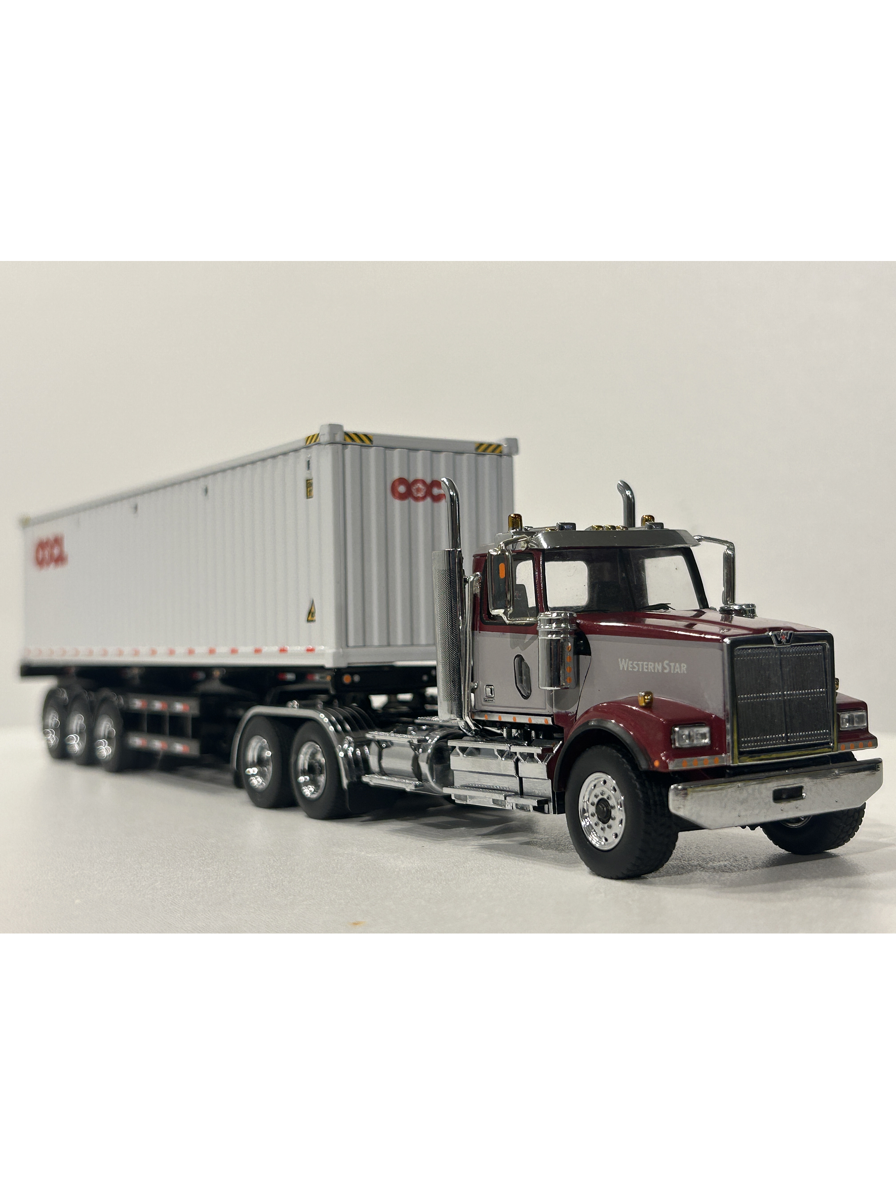 Western Star 4900 SF Day Cab con tráiler esqueletal y contenedor 40’ – Diecast Masters 1:50 (71064) 5