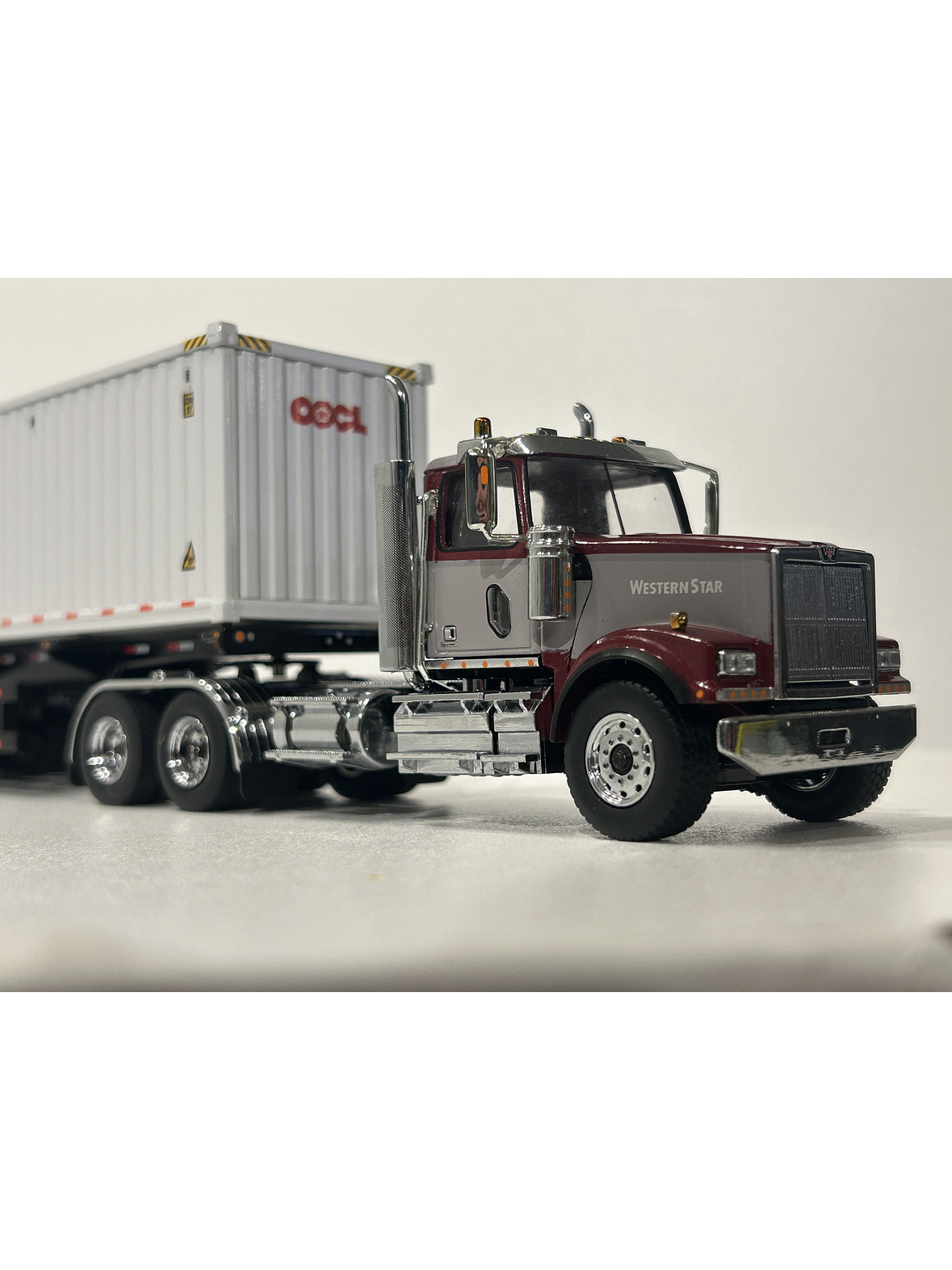 Western Star 4900 SF Day Cab con tráiler esqueletal y contenedor 40’ – Diecast Masters 1:50 (71064) 6