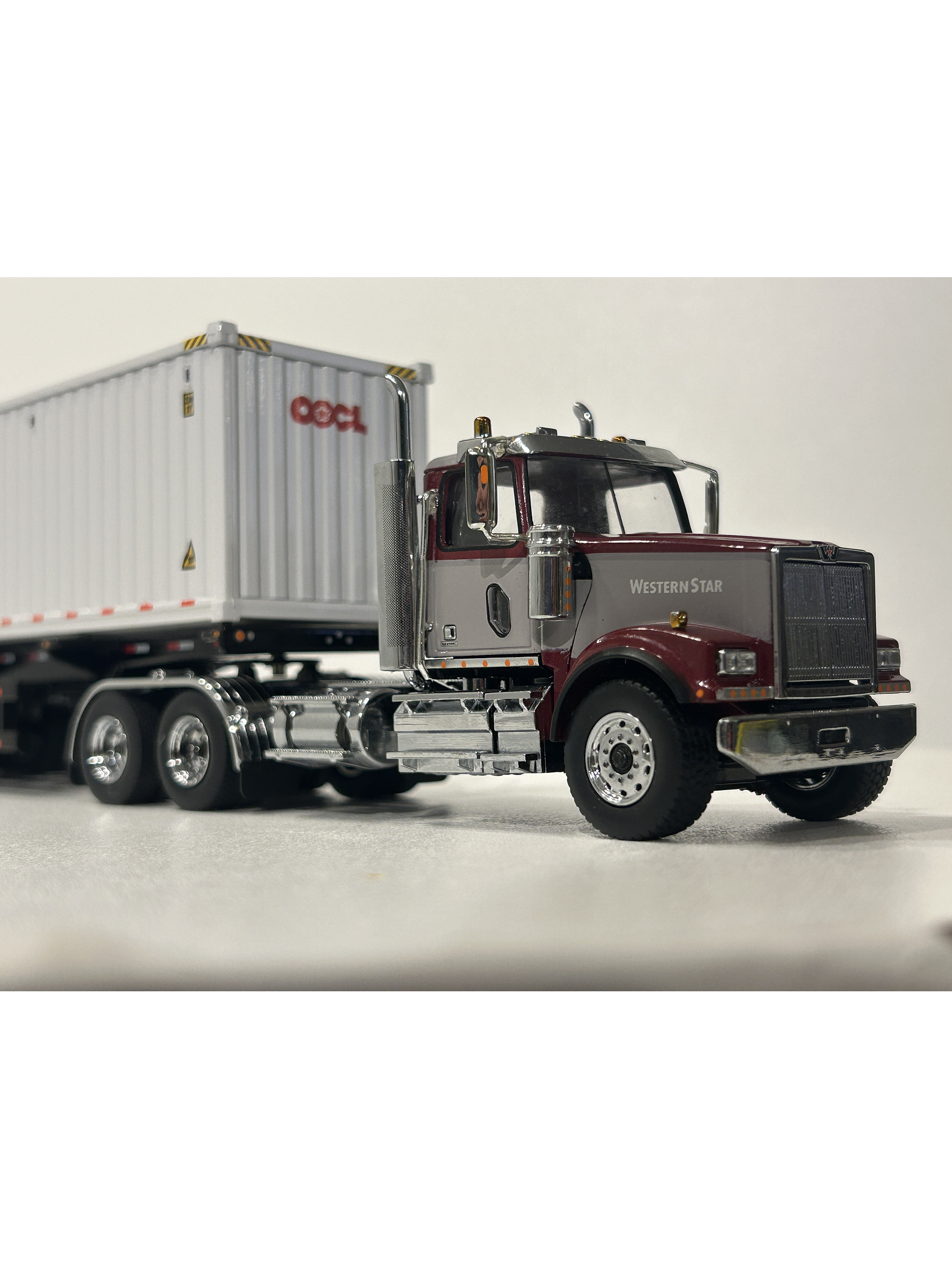 Western Star 4900 SF Day Cab con tráiler esqueletal y contenedor 40’ – Diecast Masters 1:50 (71064) 6