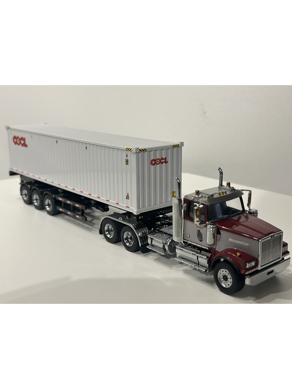 Western Star 4900 SF Day Cab con tráiler esqueletal y contenedor 40’ – Diecast Masters 1:50 (71064) 13