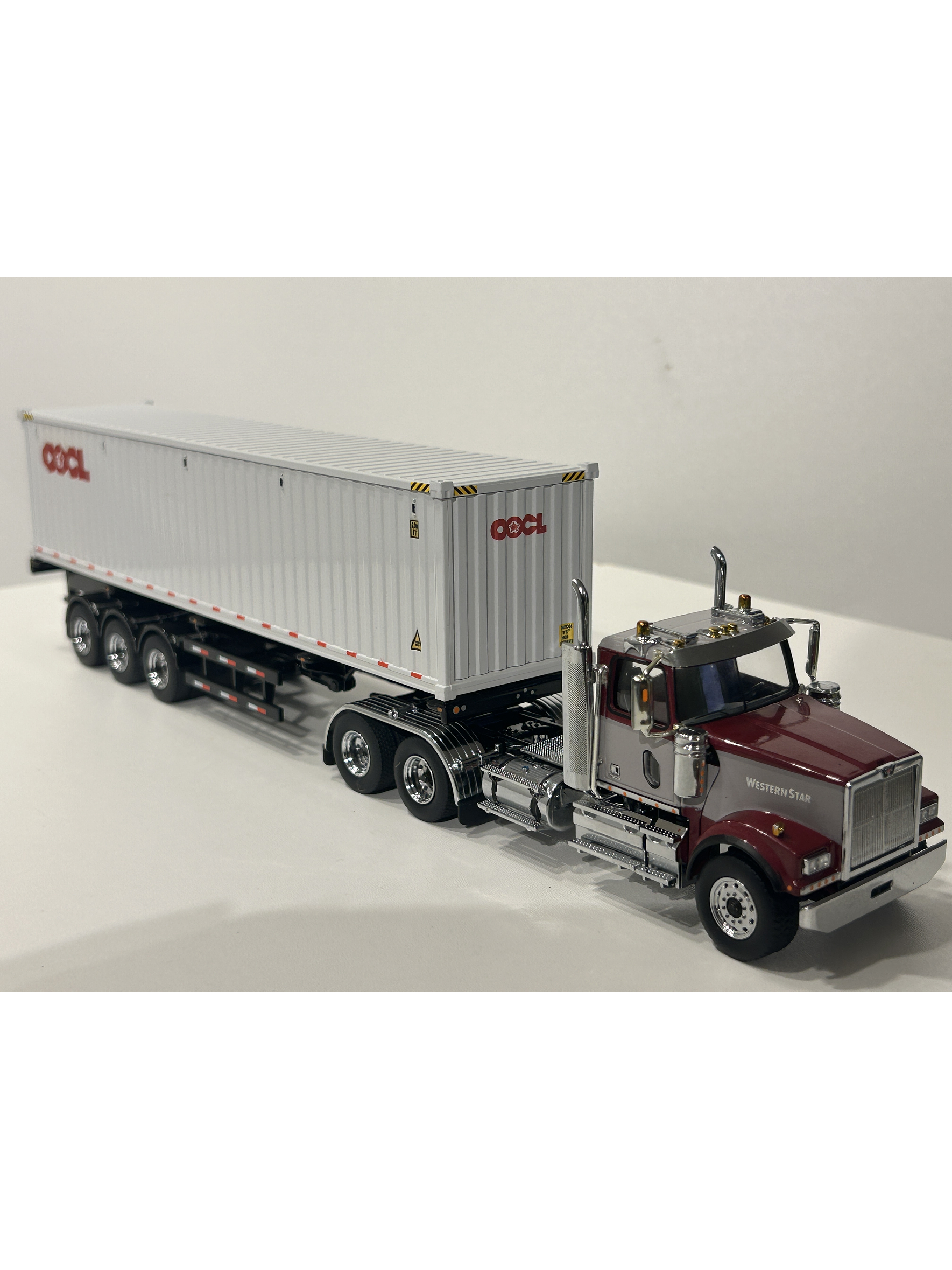 Western Star 4900 SF Day Cab con tráiler esqueletal y contenedor 40’ – Diecast Masters 1:50 (71064) 13