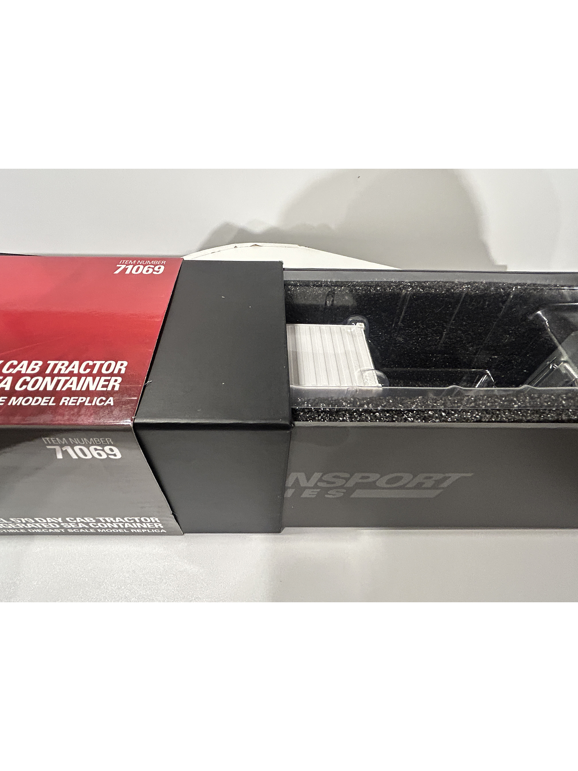 Peterbilt 579 Day Cab + tráiler esqueletal y contenedor refrigerado 40’ | Diecast Masters 1:50  – Ruta Nostalgia Chile 15