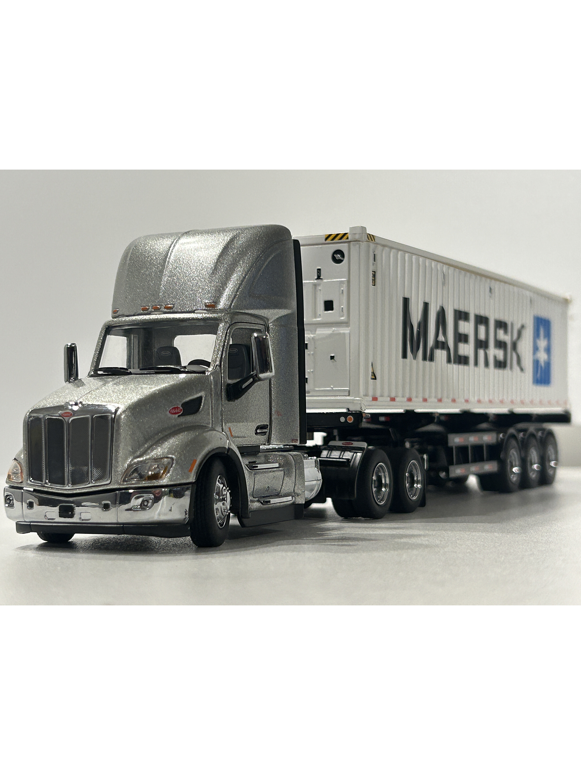 Peterbilt 579 Day Cab + tráiler esqueletal y contenedor refrigerado 40’ | Diecast Masters 1:50  – Ruta Nostalgia Chile 1
