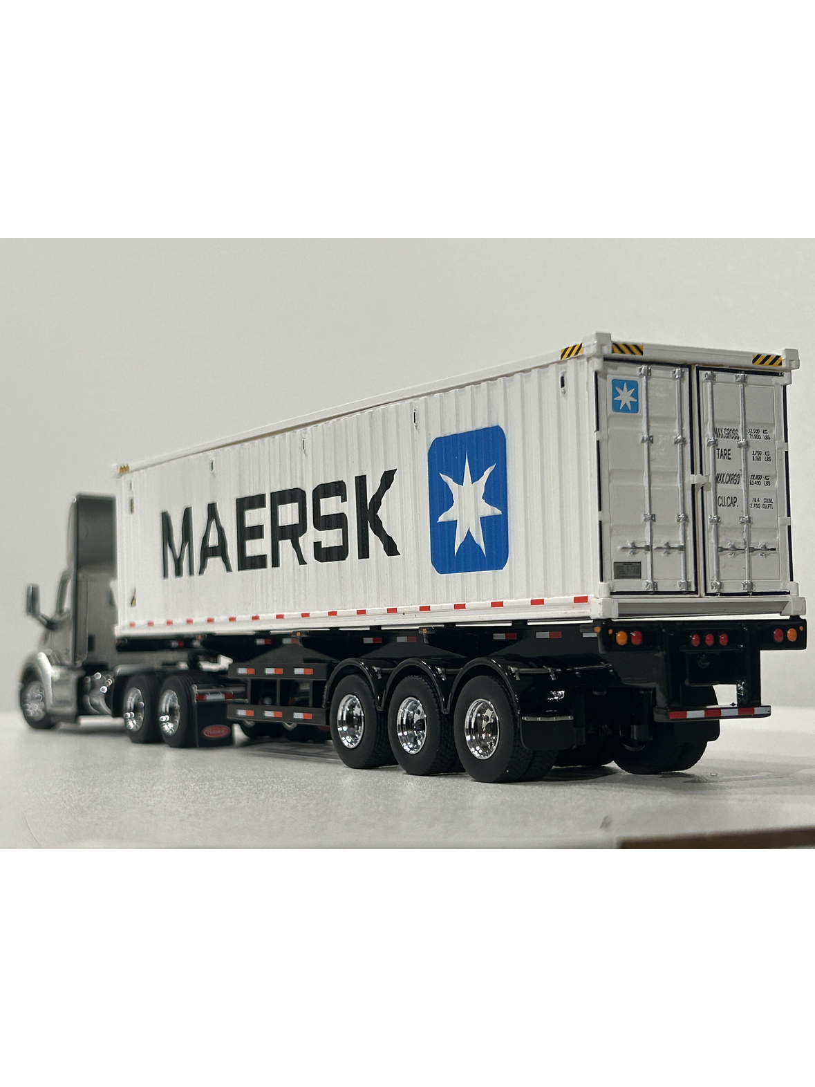 Peterbilt 579 Day Cab + tráiler esqueletal y contenedor refrigerado 40’ | Diecast Masters 1:50  – Ruta Nostalgia Chile 10