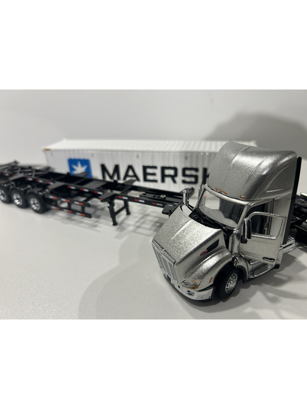 Peterbilt 579 Day Cab + tráiler esqueletal y contenedor refrigerado 40’ | Diecast Masters 1:50  – Ruta Nostalgia Chile 2