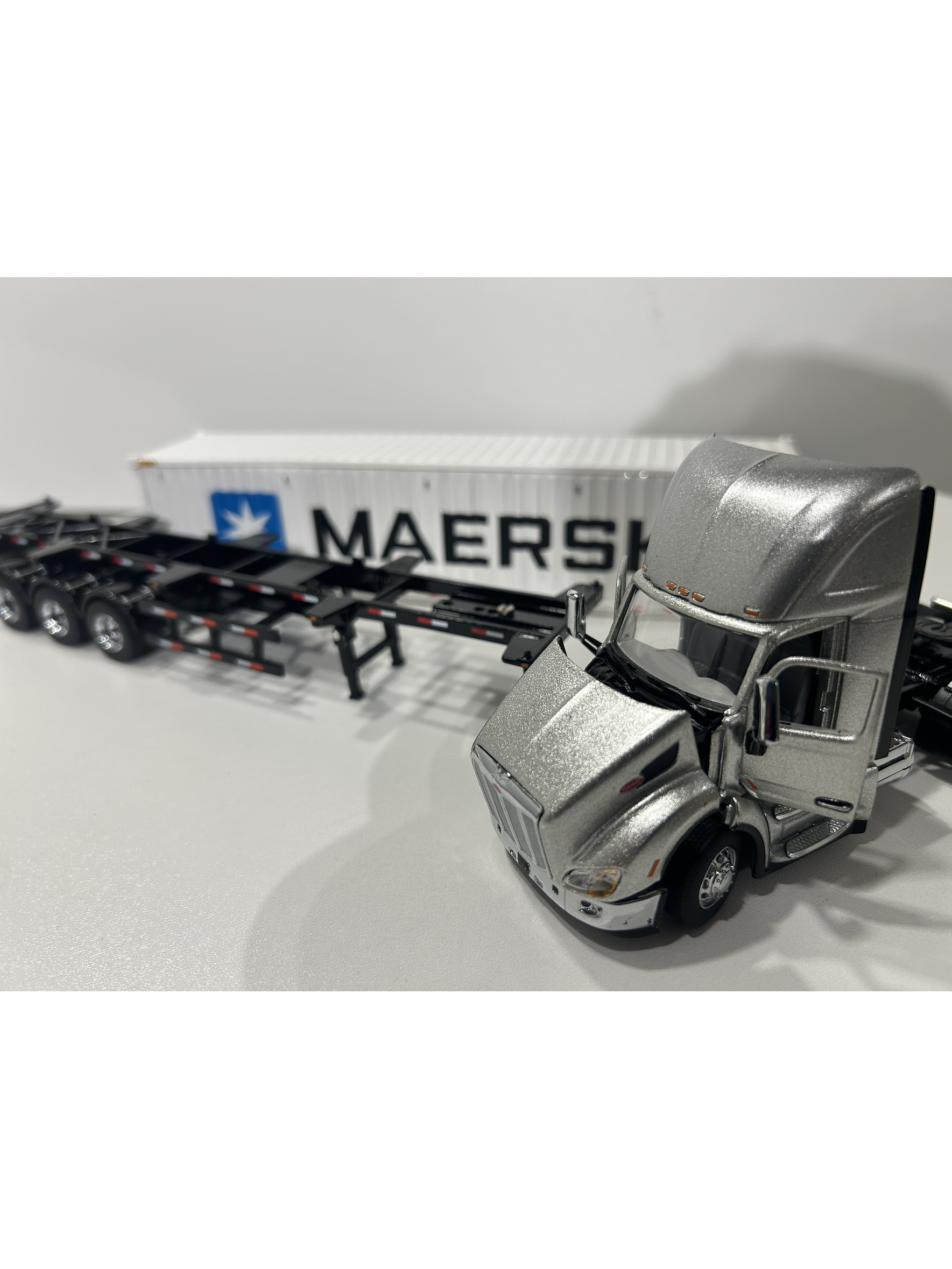 Peterbilt 579 Day Cab + tráiler esqueletal y contenedor refrigerado 40’ | Diecast Masters 1:50  – Ruta Nostalgia Chile 2
