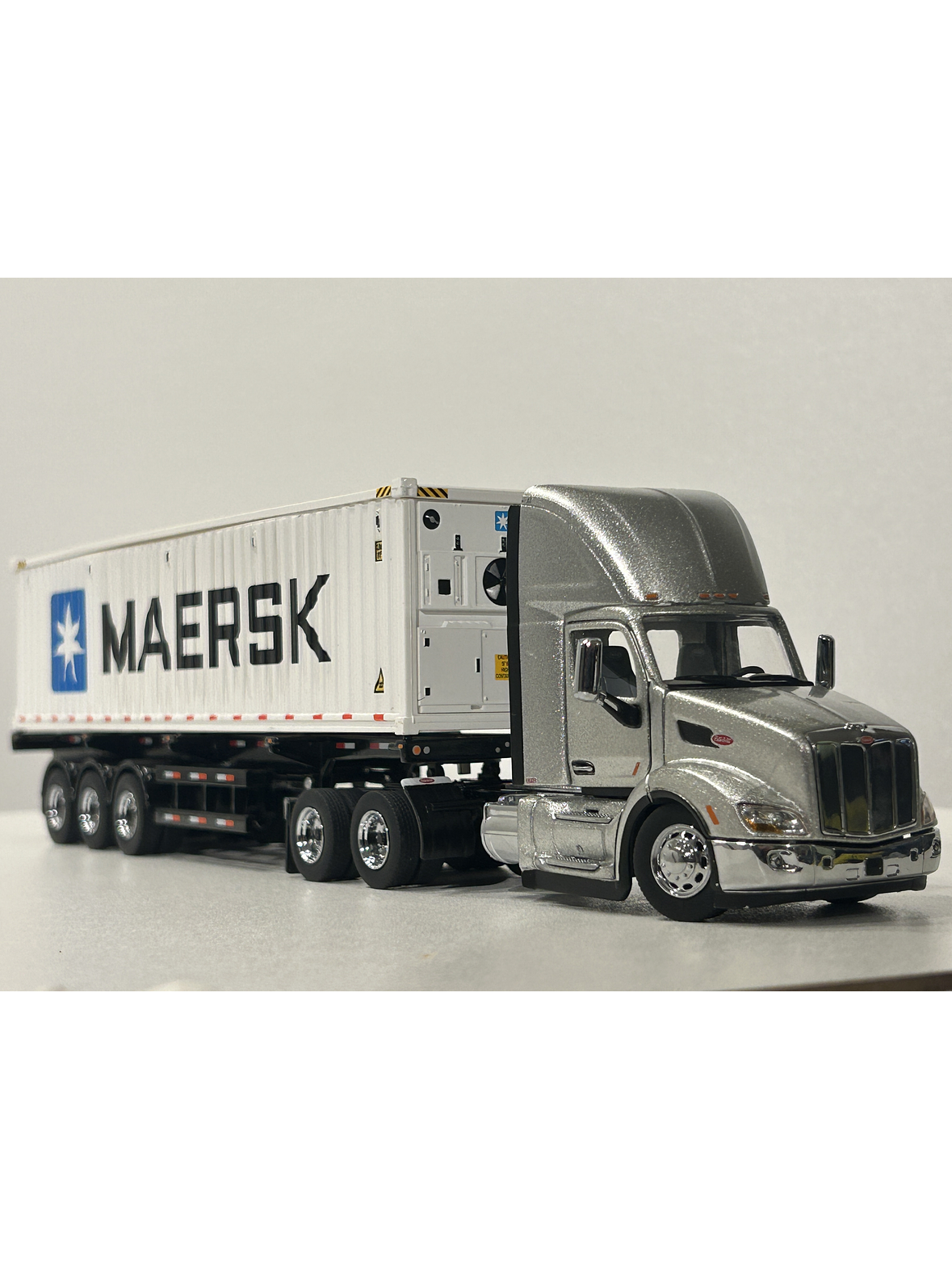 Peterbilt 579 Day Cab + tráiler esqueletal y contenedor refrigerado 40’ | Diecast Masters 1:50  – Ruta Nostalgia Chile 6