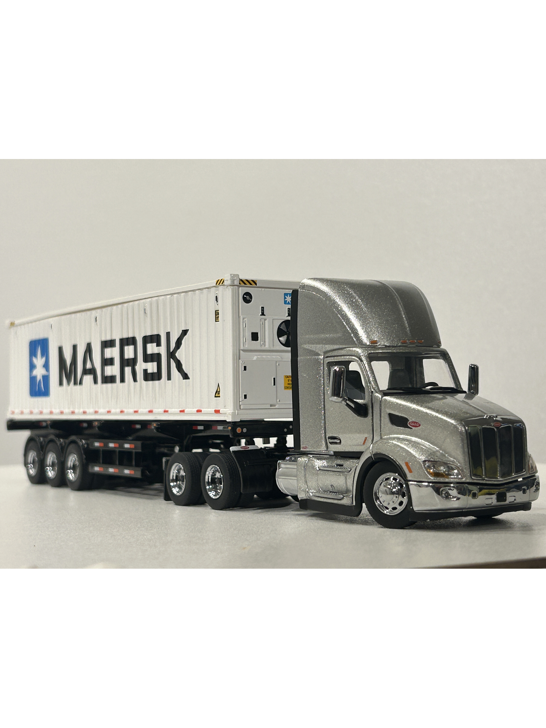 Peterbilt 579 Day Cab + tráiler esqueletal y contenedor refrigerado 40’ | Diecast Masters 1:50  – Ruta Nostalgia Chile 6