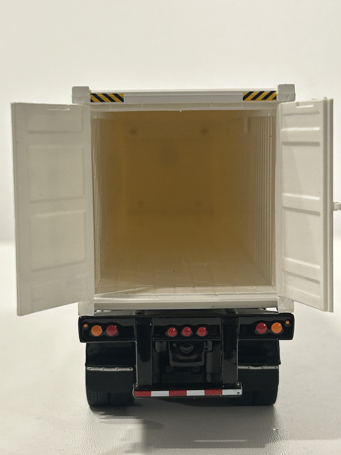 Peterbilt 579 Day Cab + tráiler esqueletal y contenedor refrigerado 40’ | Diecast Masters 1:50  – Ruta Nostalgia Chile 9