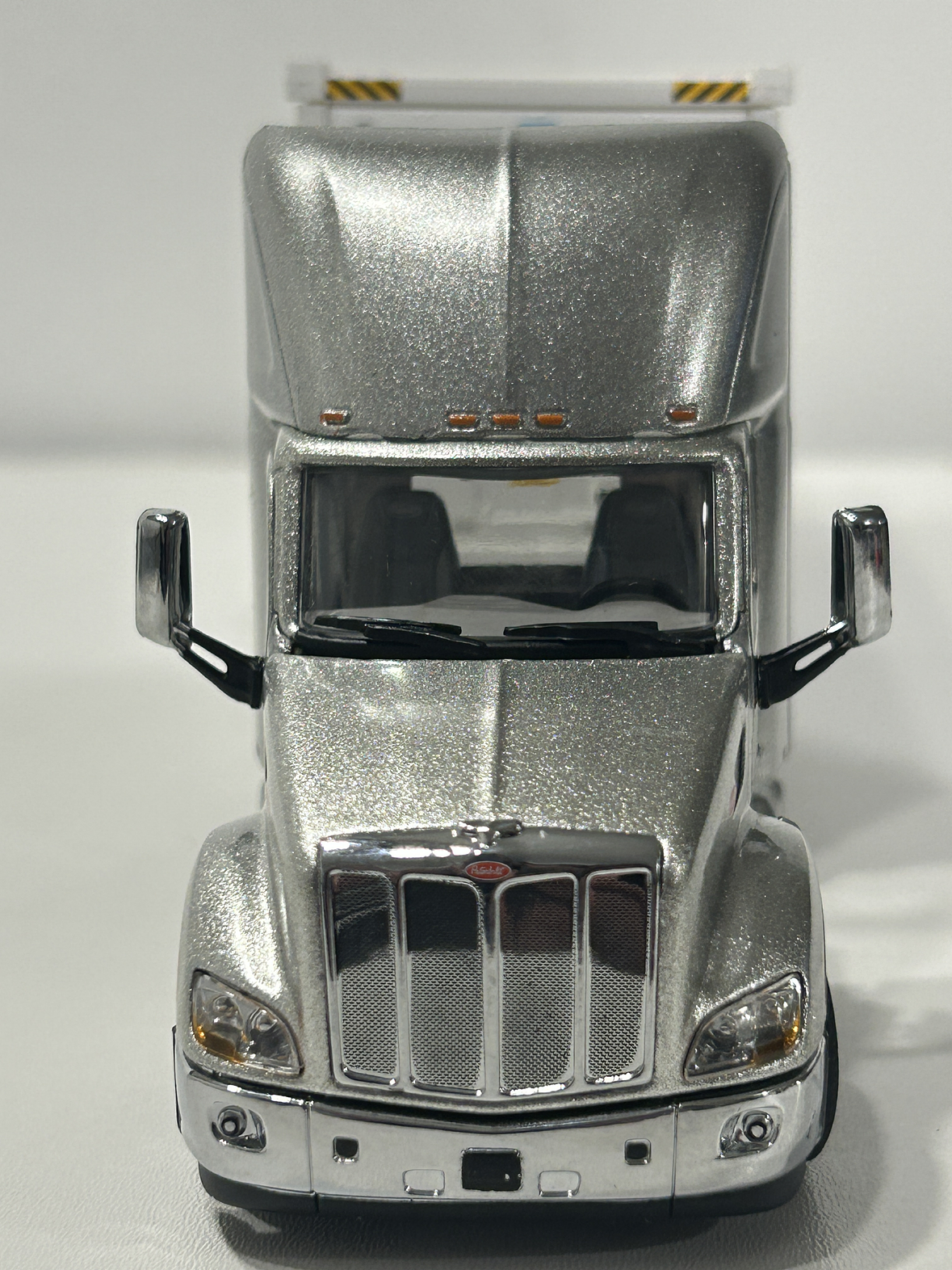 Peterbilt 579 Day Cab + tráiler esqueletal y contenedor refrigerado 40’ | Diecast Masters 1:50  – Ruta Nostalgia Chile 5