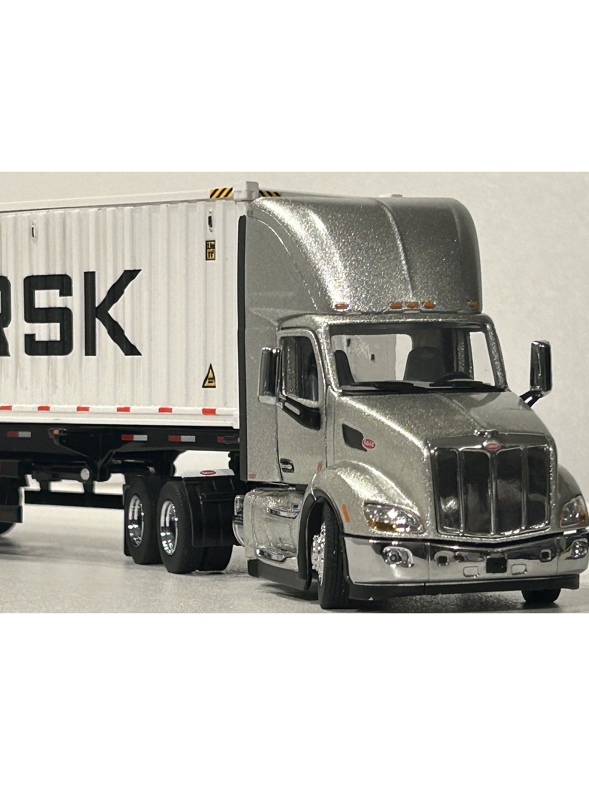 Peterbilt 579 Day Cab + tráiler esqueletal y contenedor refrigerado 40’ | Diecast Masters 1:50  – Ruta Nostalgia Chile 12