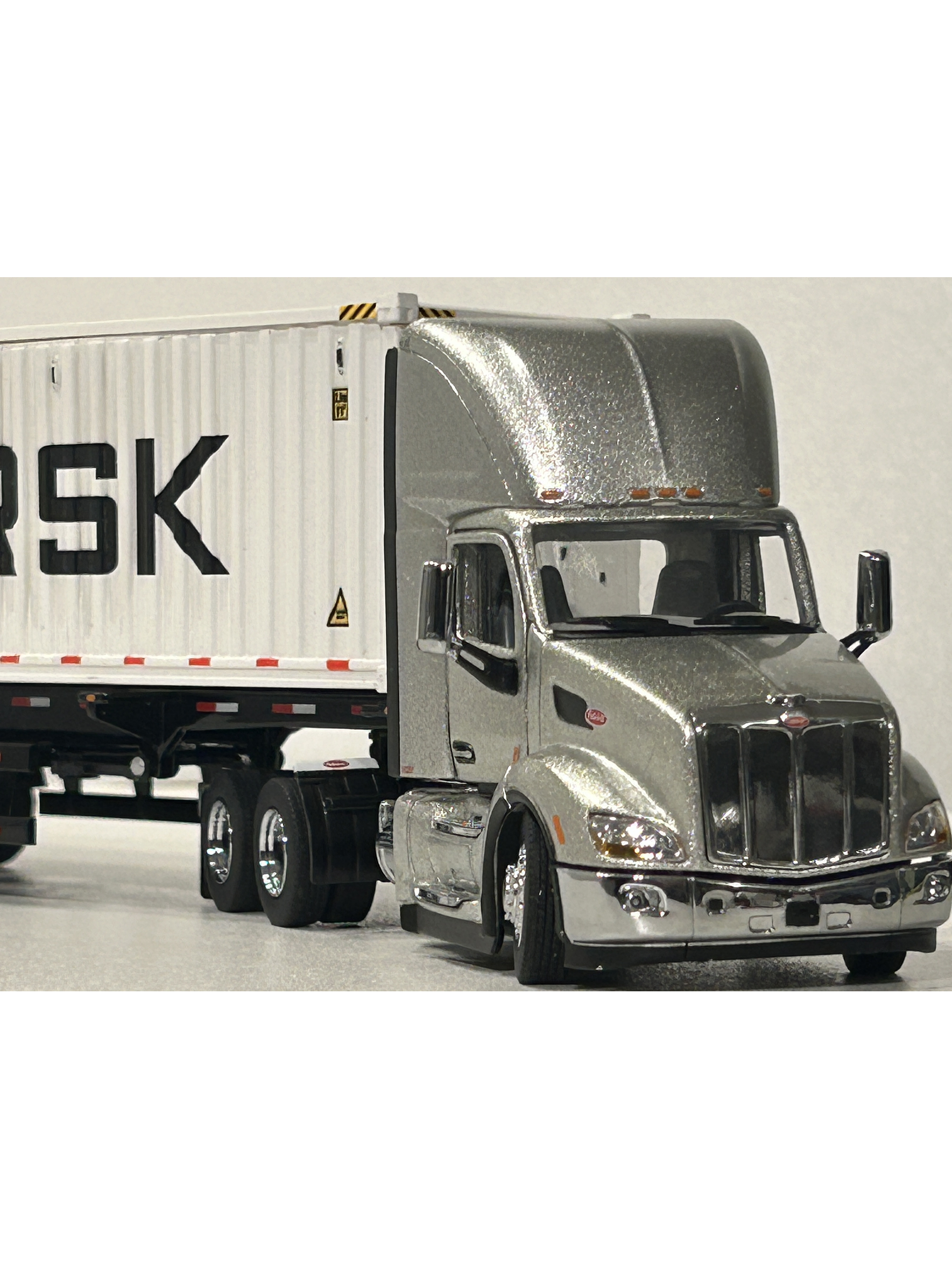 Peterbilt 579 Day Cab + tráiler esqueletal y contenedor refrigerado 40’ | Diecast Masters 1:50  – Ruta Nostalgia Chile 12