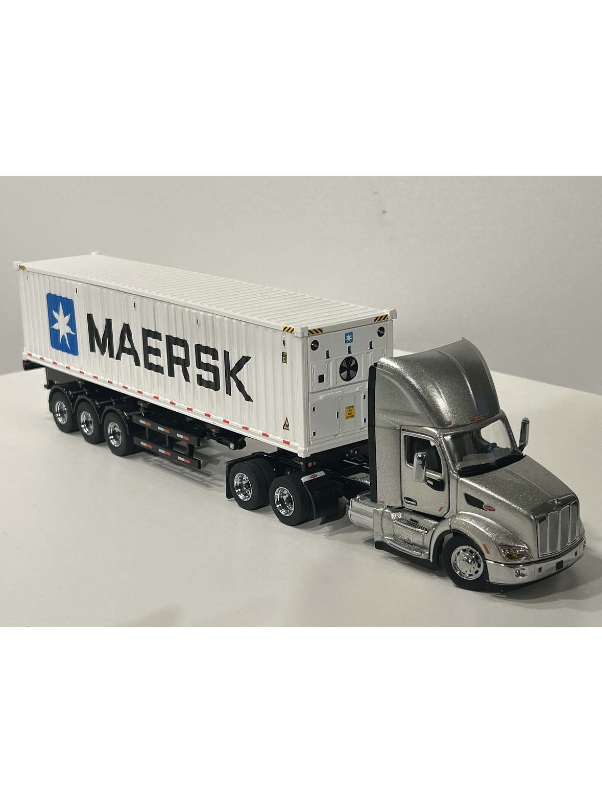Peterbilt 579 Day Cab + tráiler esqueletal y contenedor refrigerado 40’ | Diecast Masters 1:50  – Ruta Nostalgia Chile 14