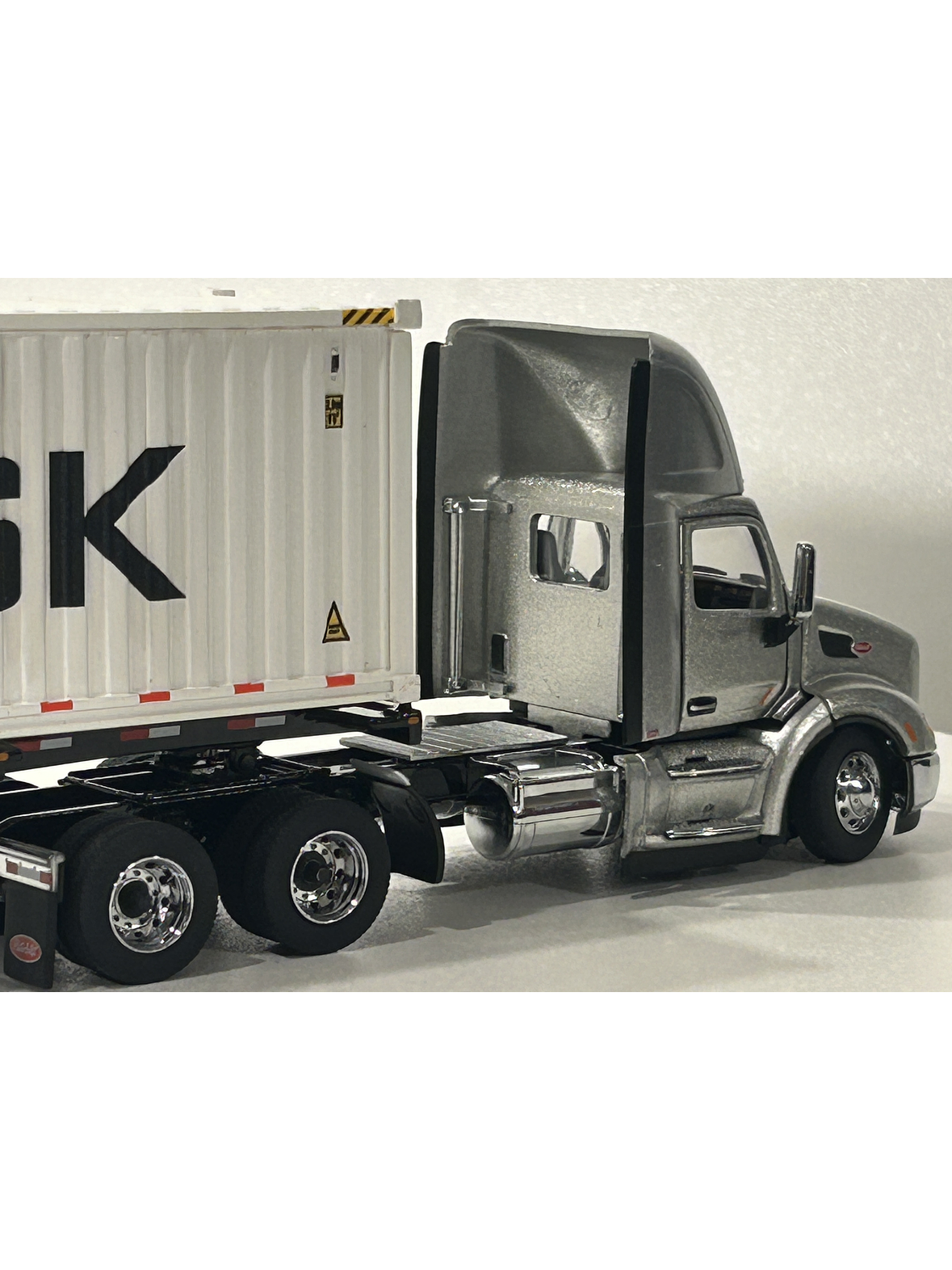 Peterbilt 579 Day Cab + tráiler esqueletal y contenedor refrigerado 40’ | Diecast Masters 1:50  – Ruta Nostalgia Chile 13