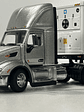 Peterbilt 579 Day Cab + tráiler esqueletal y contenedor refrigerado 40’ | Diecast Masters 1:50  – Ruta Nostalgia Chile - Miniatura 4