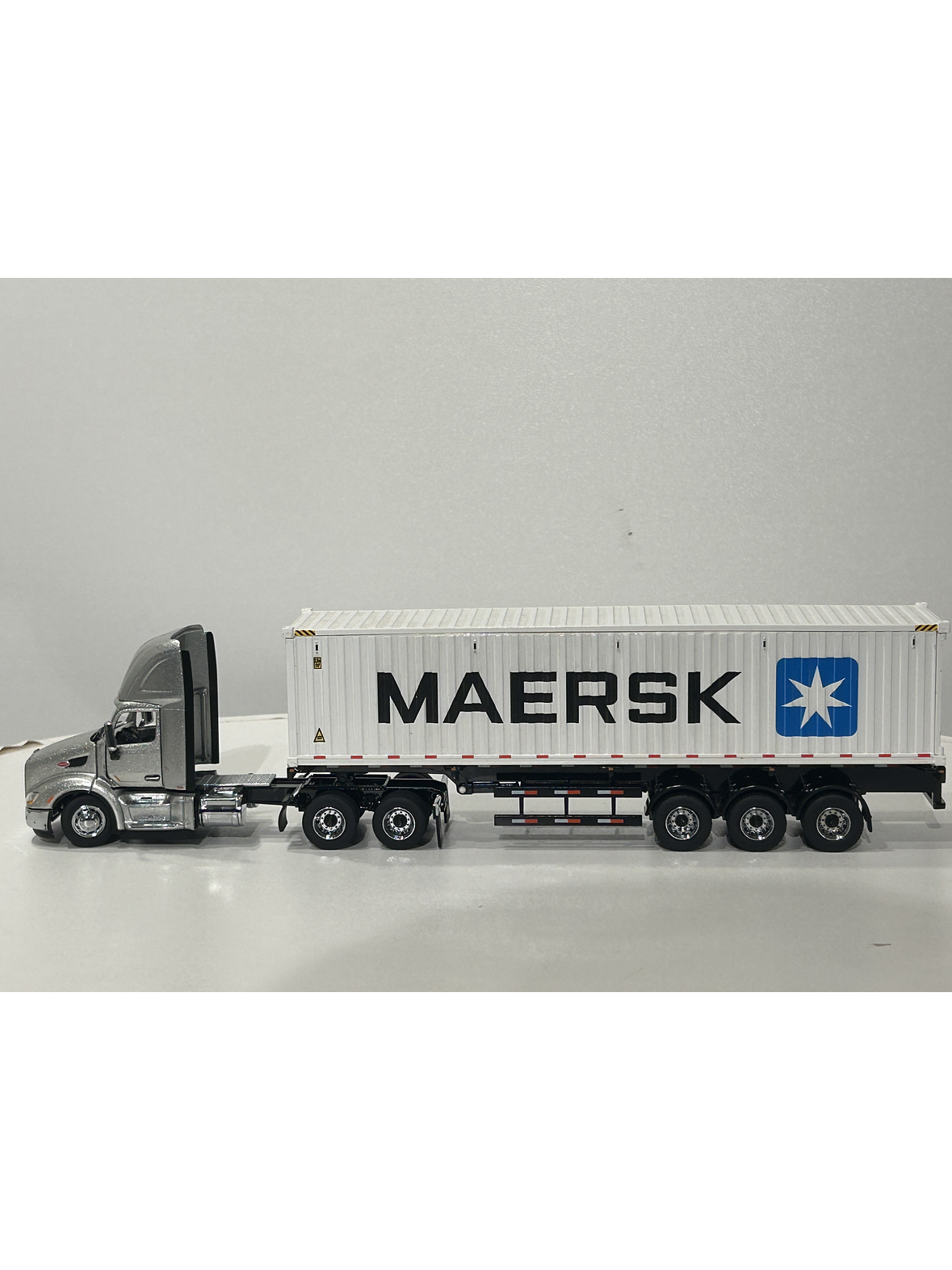 Peterbilt 579 Day Cab + tráiler esqueletal y contenedor refrigerado 40’ | Diecast Masters 1:50  – Ruta Nostalgia Chile 11