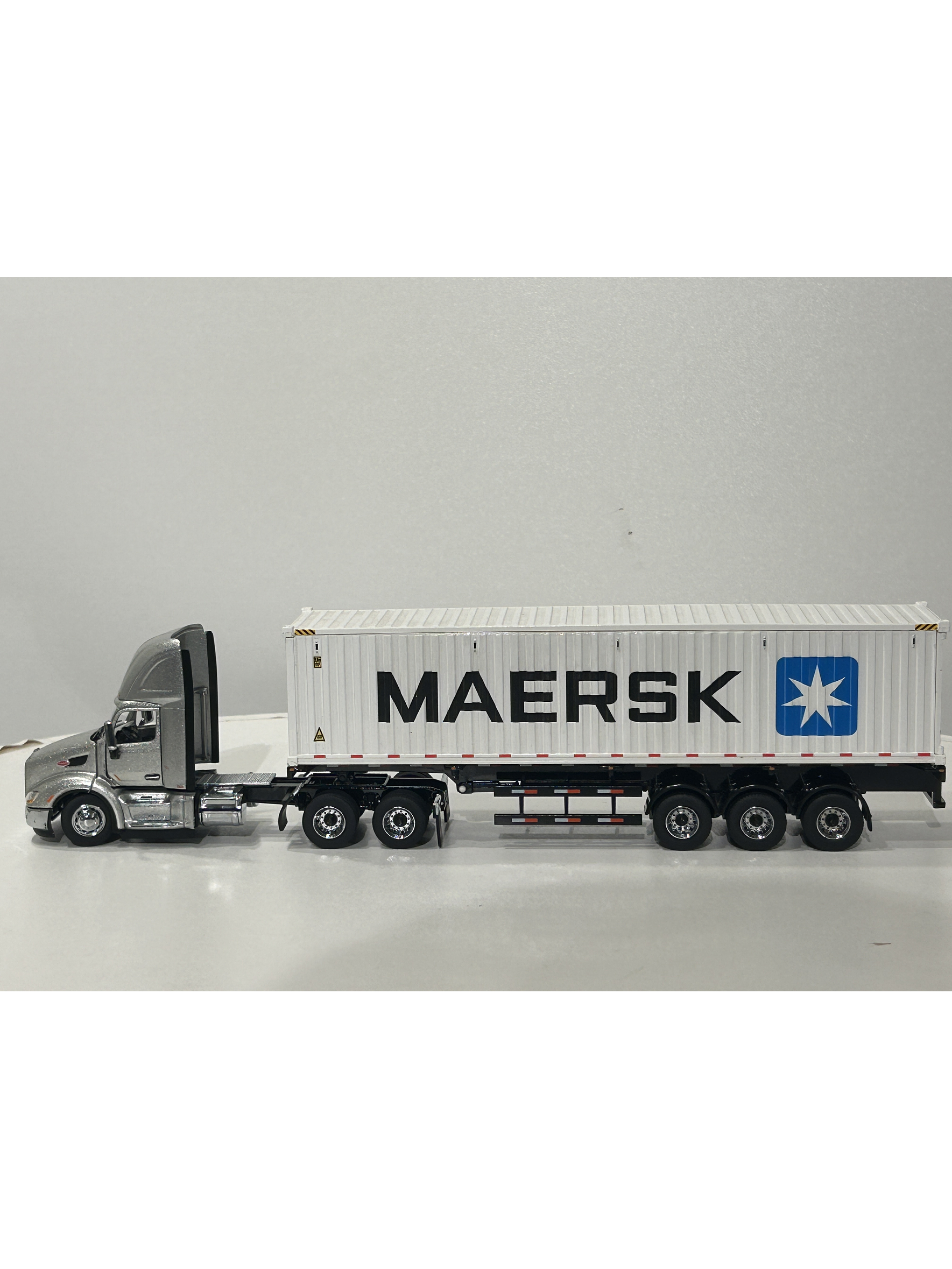 Peterbilt 579 Day Cab + tráiler esqueletal y contenedor refrigerado 40’ | Diecast Masters 1:50  – Ruta Nostalgia Chile 11