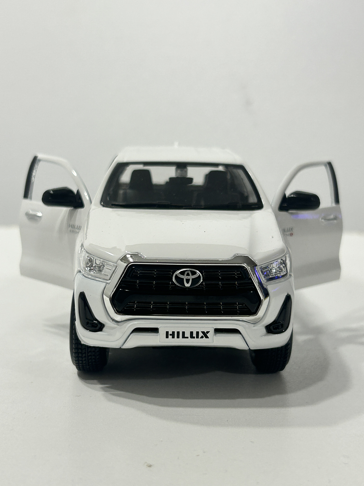 Maisto 1:27 Toyota Hilux Doble Cabina – Camioneta die-cast de trabajo y leyenda en Chile 4