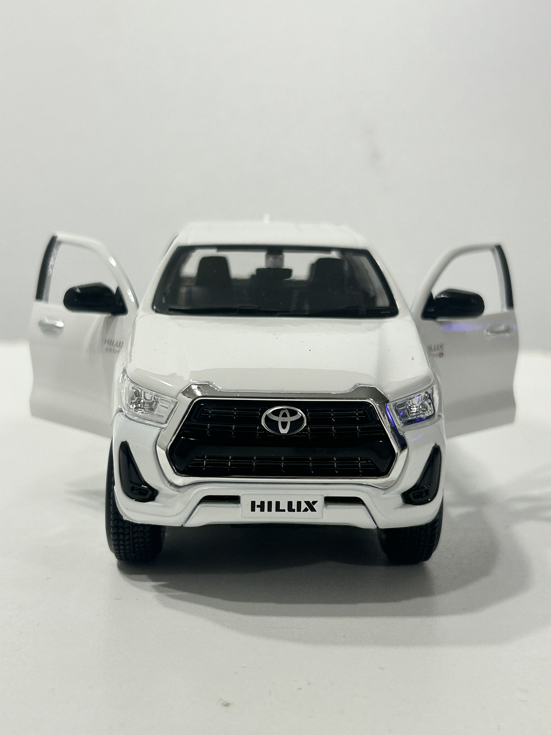 Maisto 1:27 Toyota Hilux Doble Cabina – Camioneta die-cast de trabajo y leyenda en Chile 4