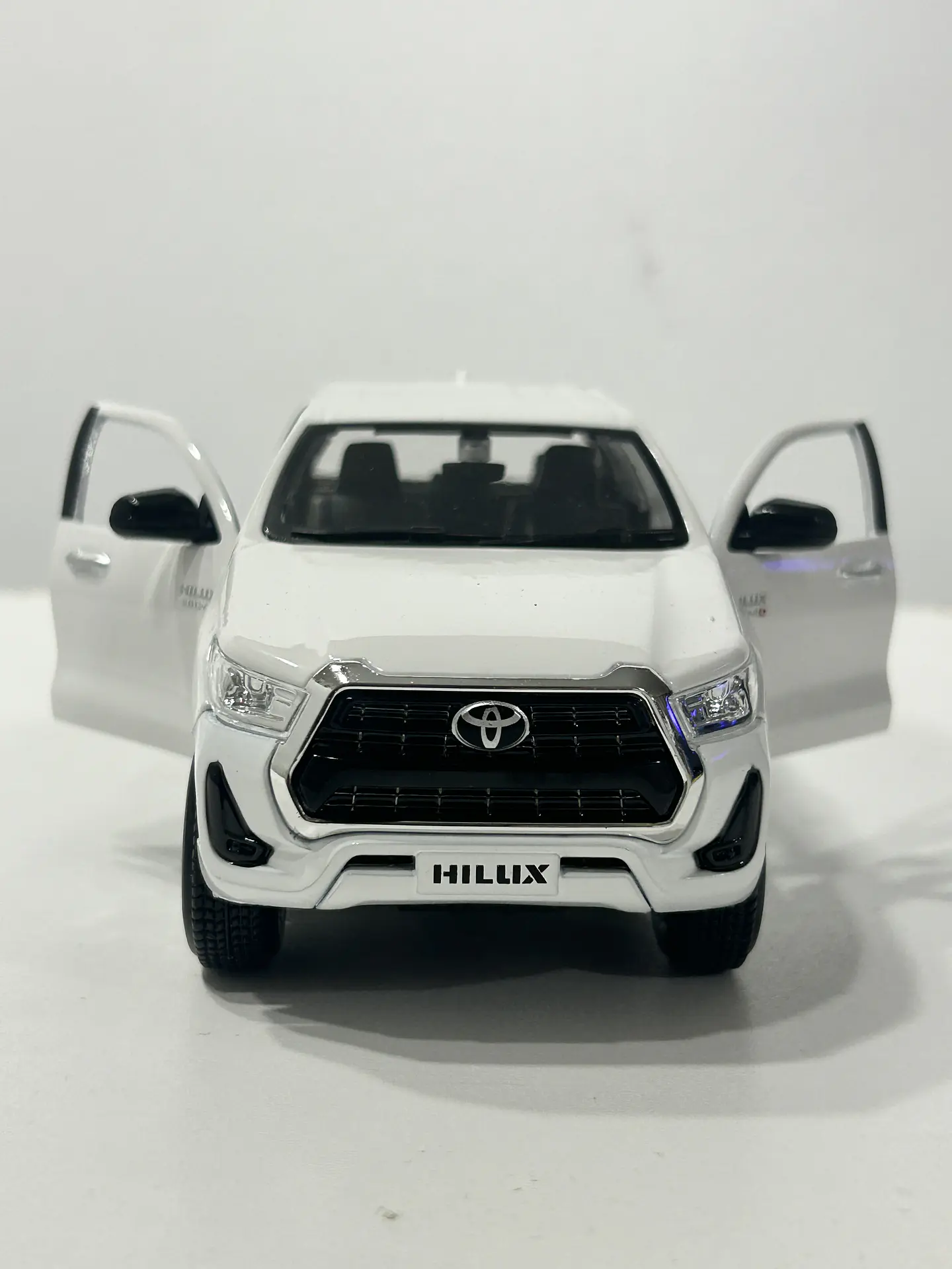 Camioneta Toyota Hilux Doble Cabina | Maisto 1:27 4