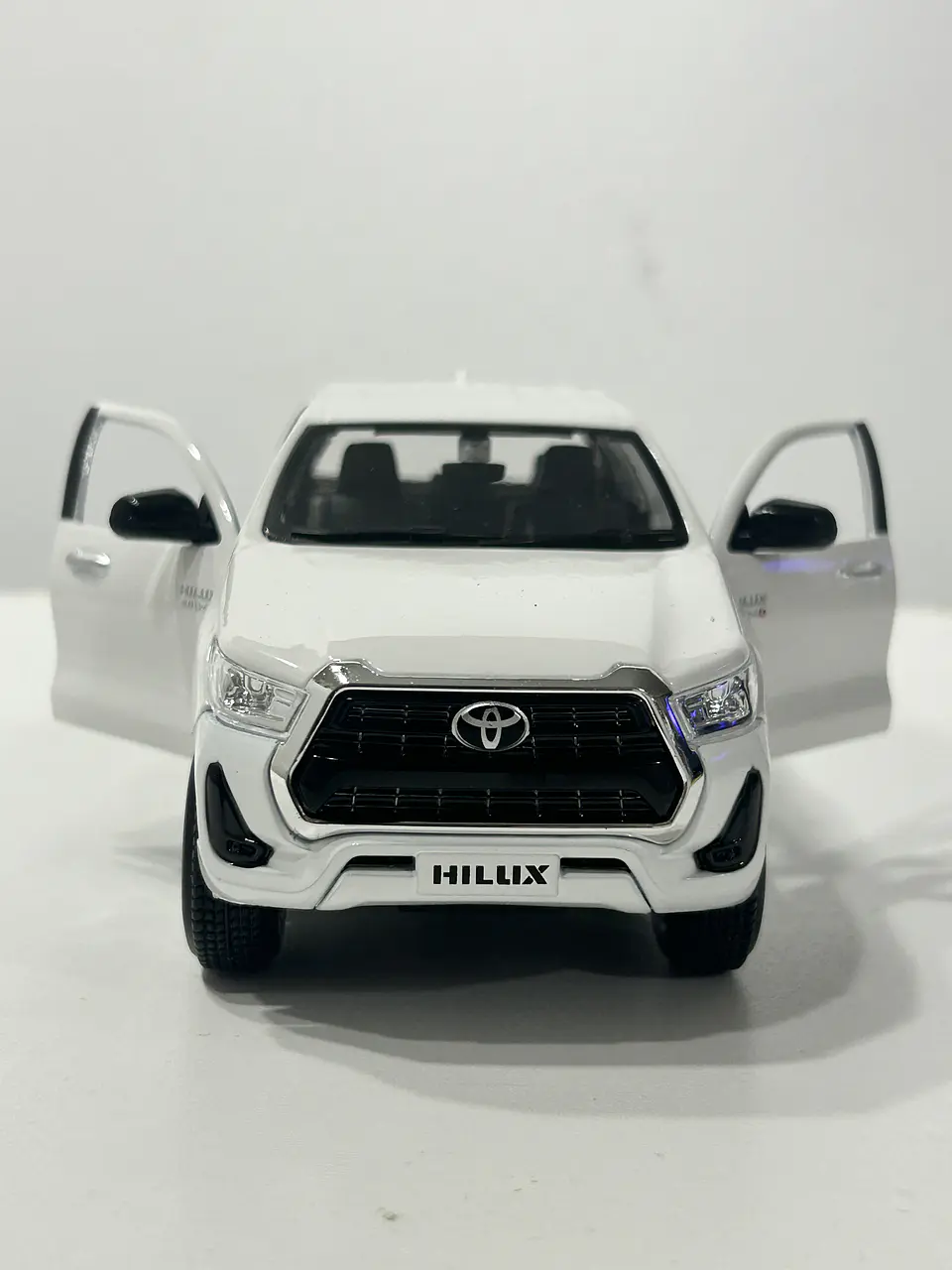 Camioneta Toyota Hilux Doble Cabina | Maisto 1:27 4