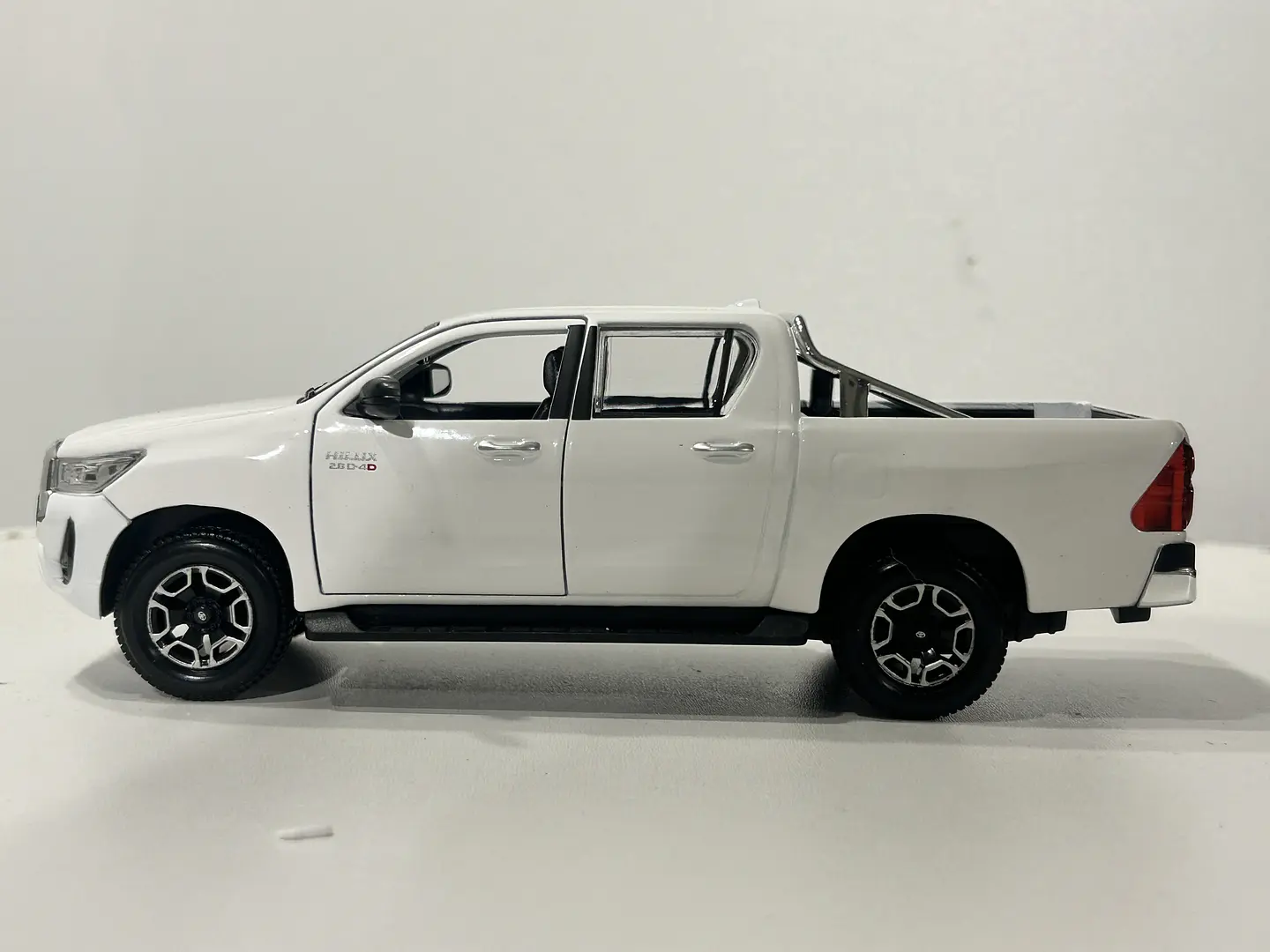 Camioneta Toyota Hilux Doble Cabina | Maisto 1:27 12