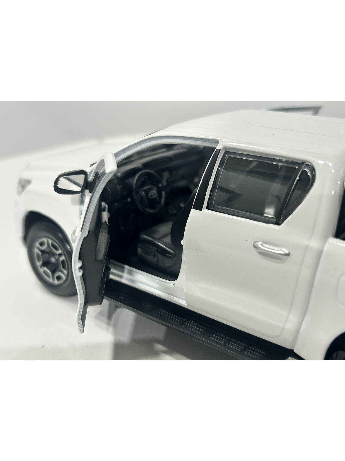 Maisto 1:27 Toyota Hilux Doble Cabina – Camioneta die-cast de trabajo y leyenda en Chile 5