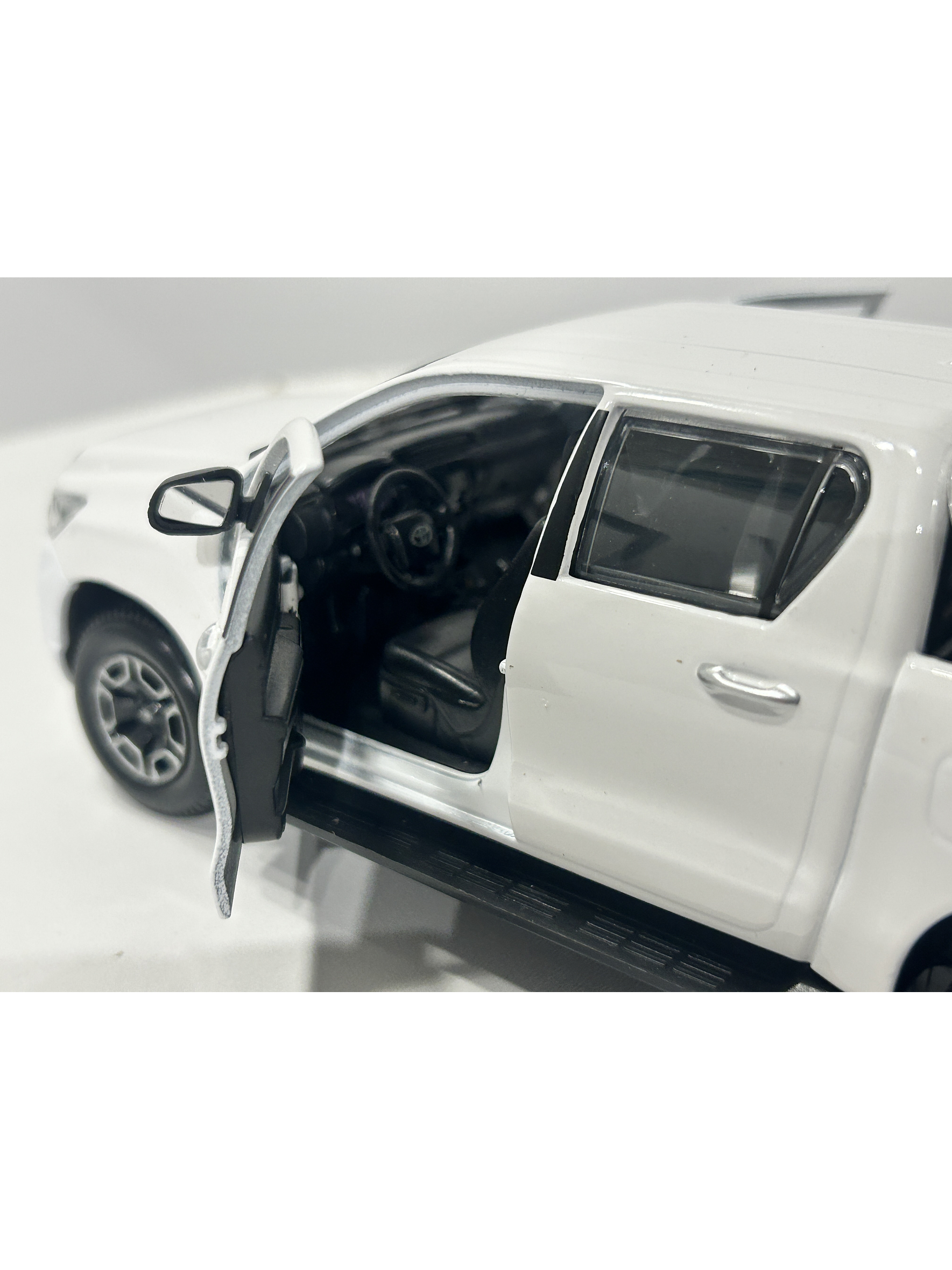 Maisto 1:27 Toyota Hilux Doble Cabina – Camioneta die-cast de trabajo y leyenda en Chile 5