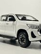 Maisto 1:27 Toyota Hilux Doble Cabina – Camioneta die-cast de trabajo y leyenda en Chile - Miniatura 7