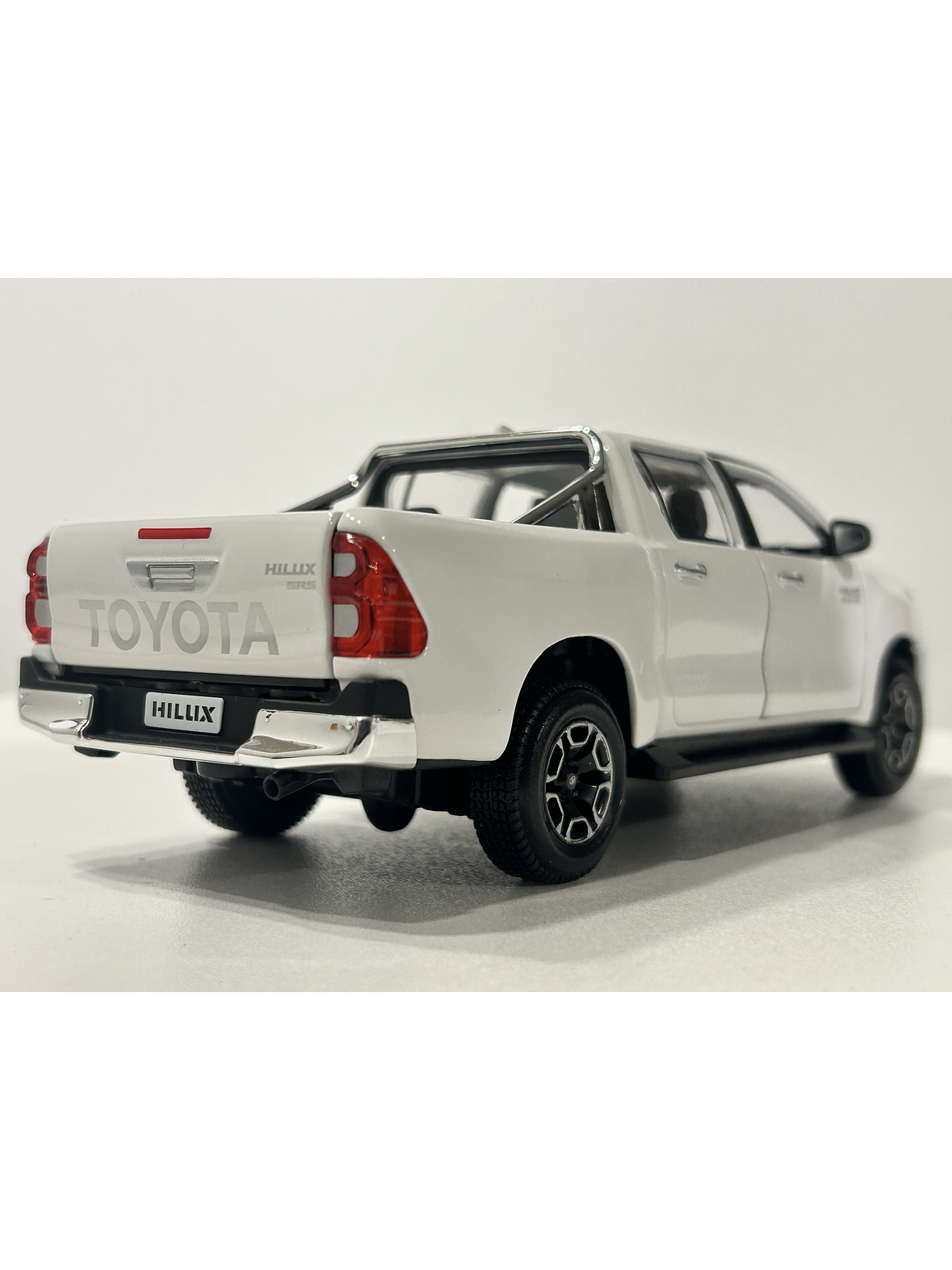 Maisto 1:27 Toyota Hilux Doble Cabina – Camioneta die-cast de trabajo y leyenda en Chile 9