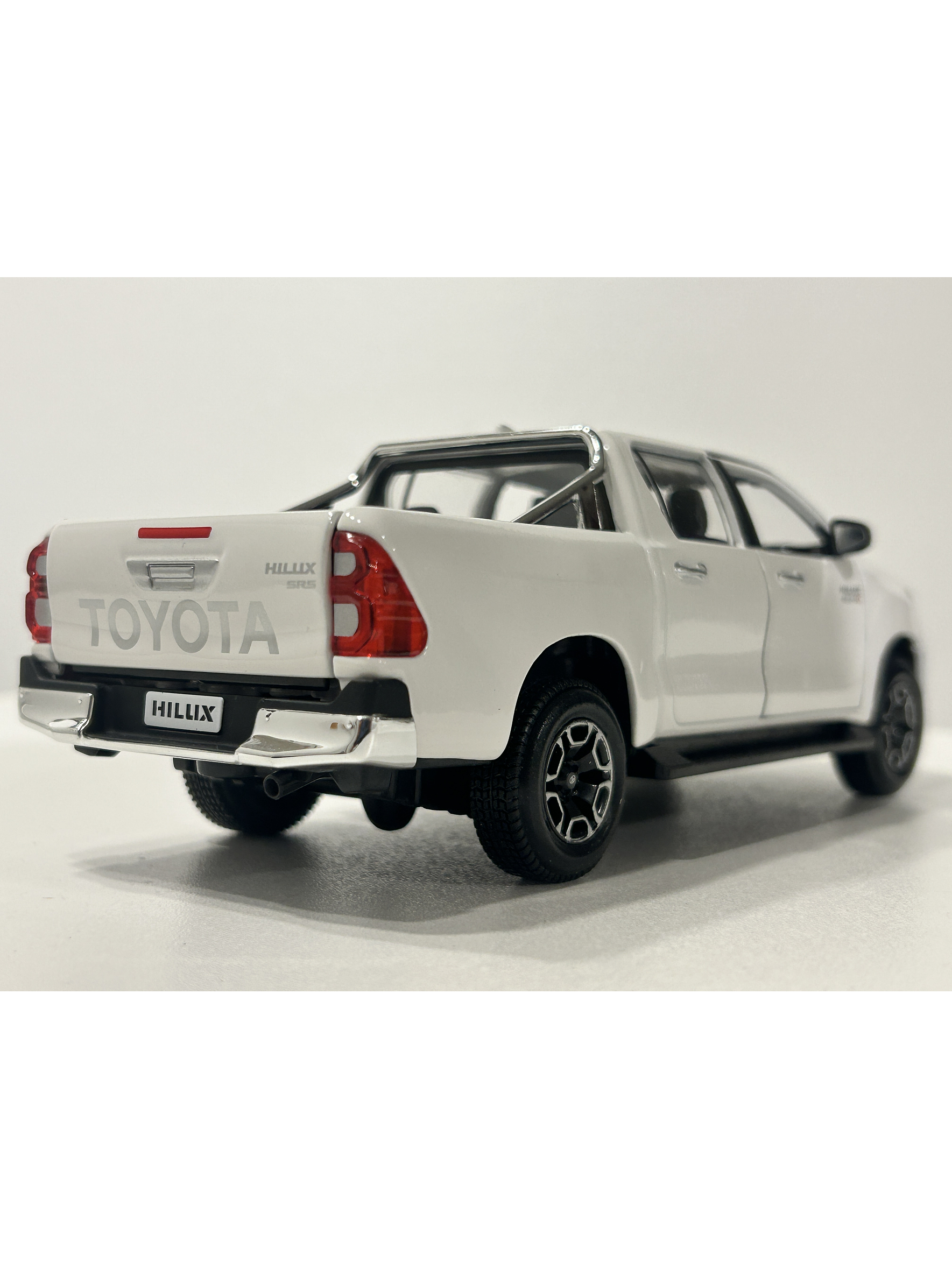 Maisto 1:27 Toyota Hilux Doble Cabina – Camioneta die-cast de trabajo y leyenda en Chile 9