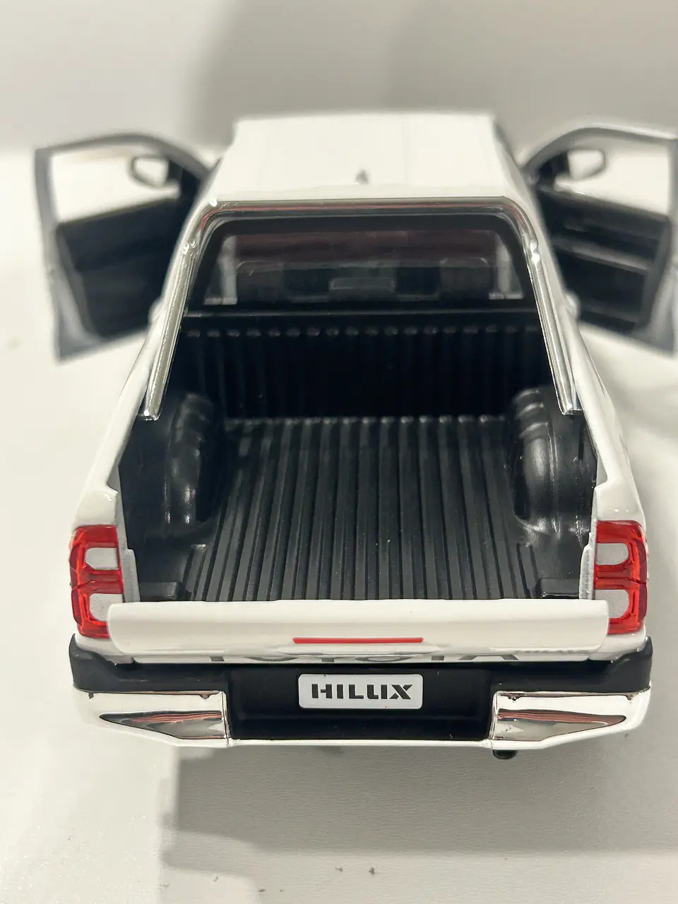 Camioneta Toyota Hilux Doble Cabina | Maisto 1:27 10