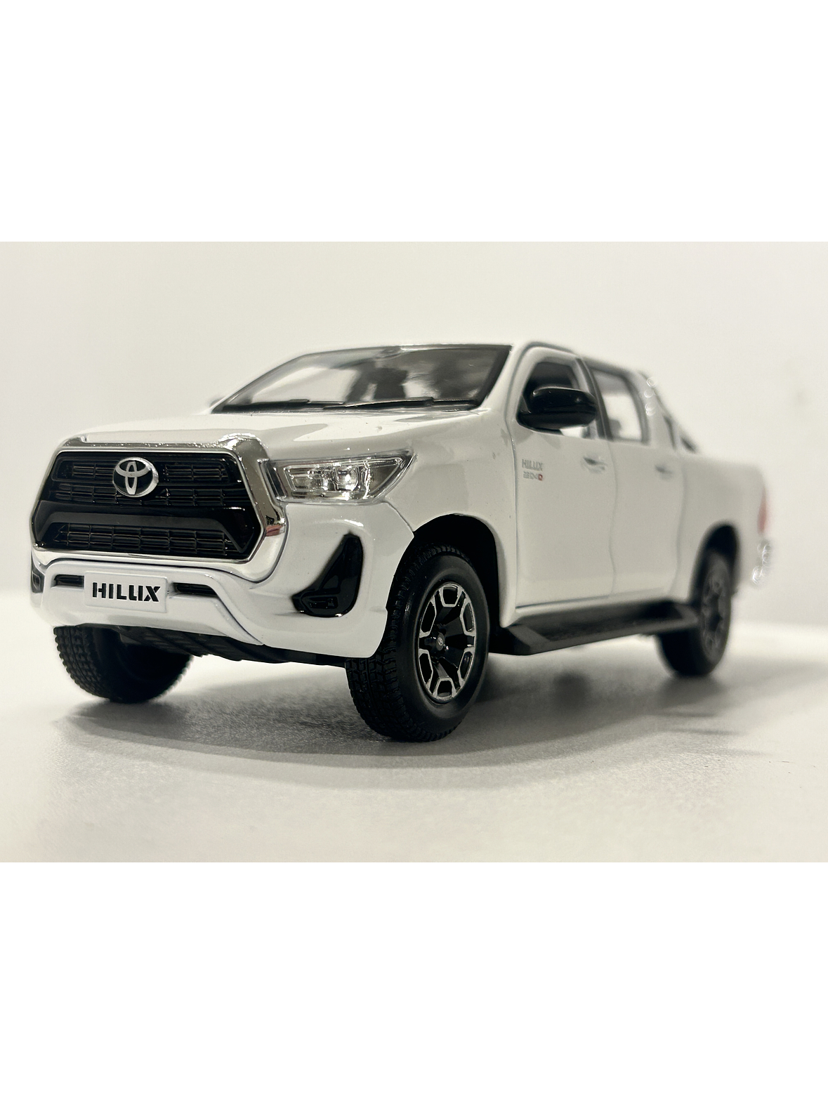 Maisto 1:27 Toyota Hilux Doble Cabina – Camioneta die-cast de trabajo y leyenda en Chile 3
