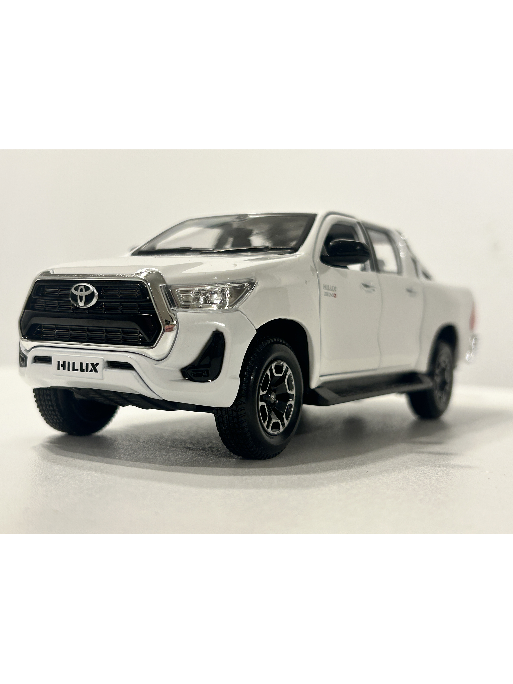 Maisto 1:27 Toyota Hilux Doble Cabina – Camioneta die-cast de trabajo y leyenda en Chile 3