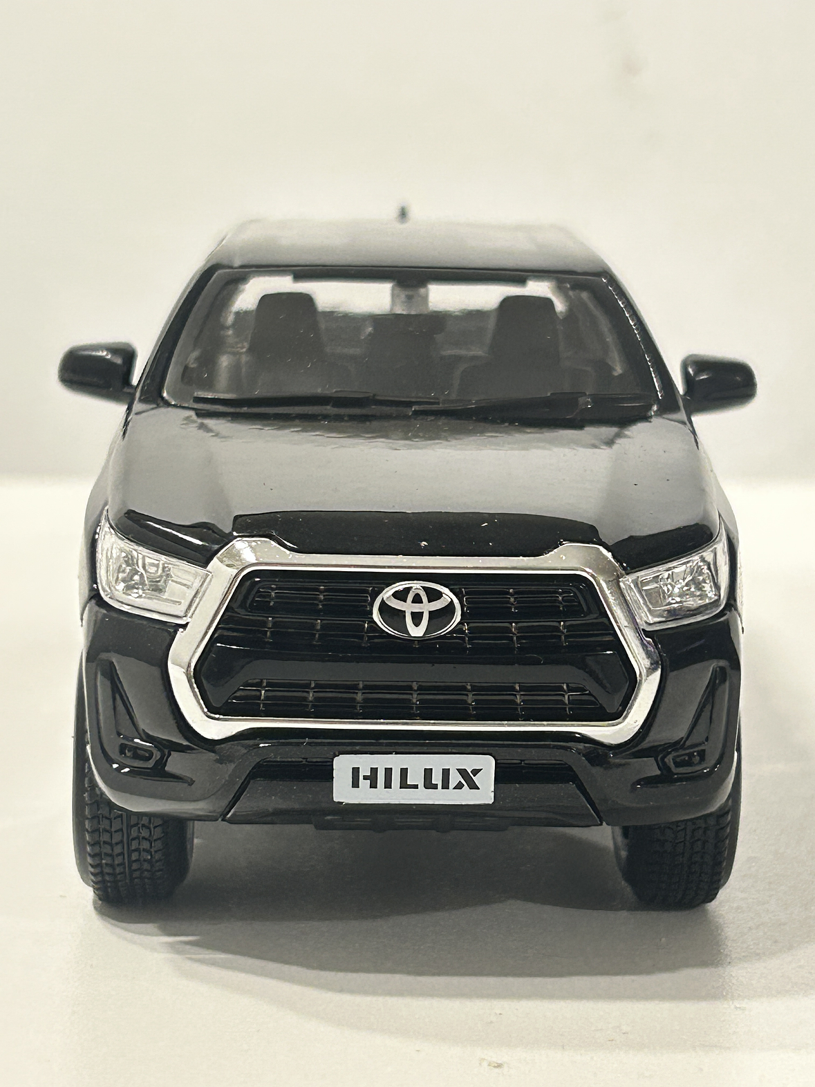 Maisto 1:27 Toyota Hilux Doble Cabina – Camioneta die-cast de trabajo y leyenda en Chile 17