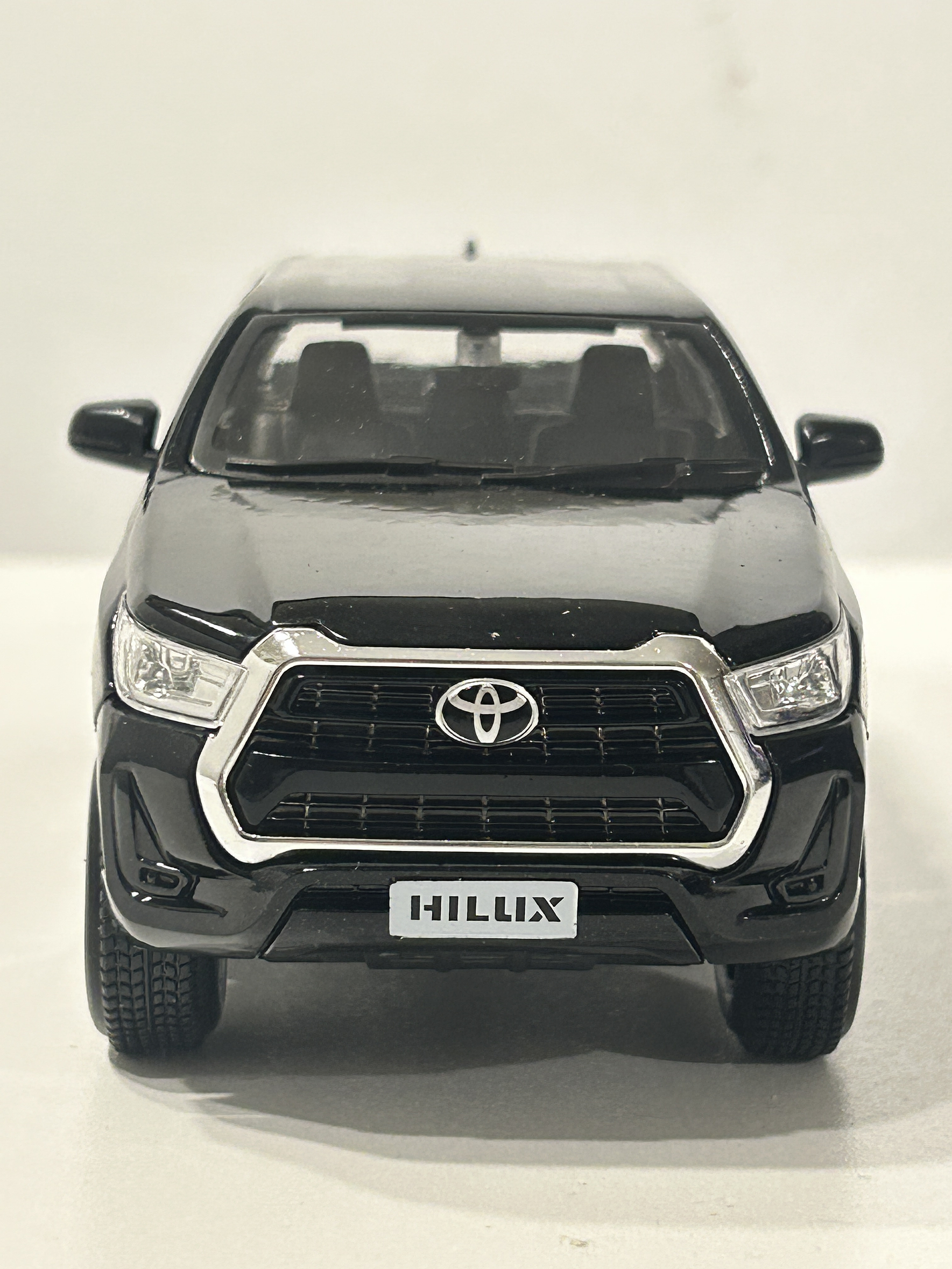 Maisto 1:27 Toyota Hilux Doble Cabina – Camioneta die-cast de trabajo y leyenda en Chile 17